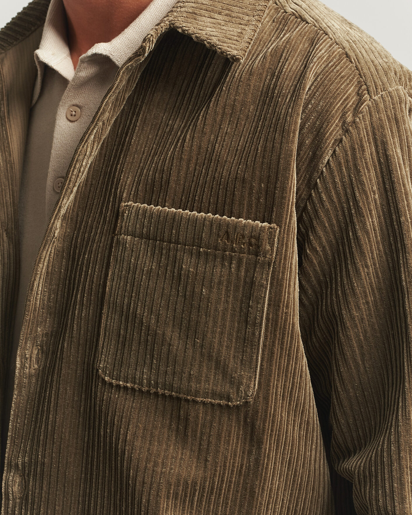 Mies | Kauluspaidat | A.P.C. | Mateo Corduroy Overshirt Taupe