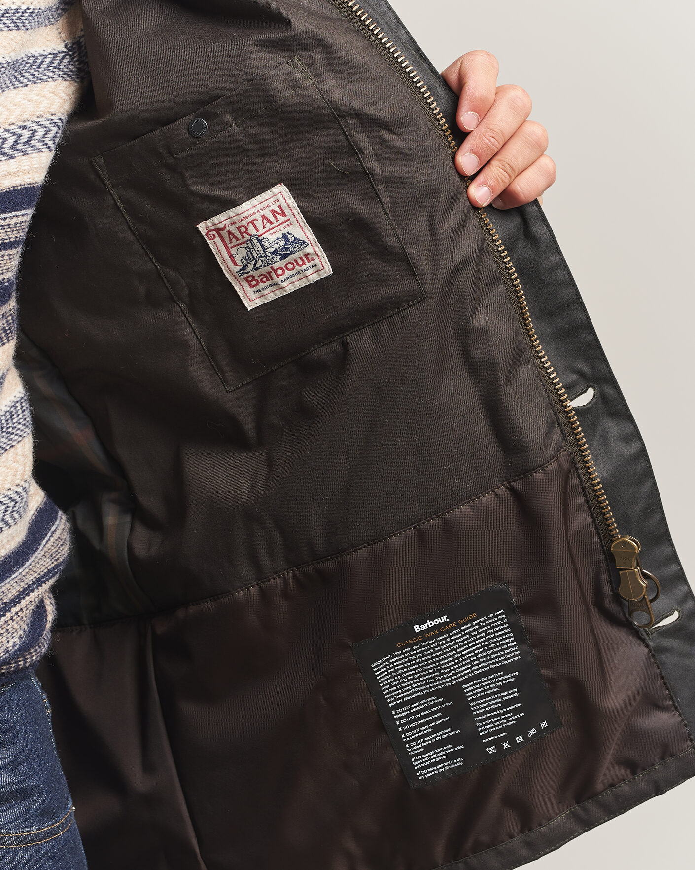 Mies | Takit | Barbour Lifestyle | Modern Powell Wax Jacket Sage