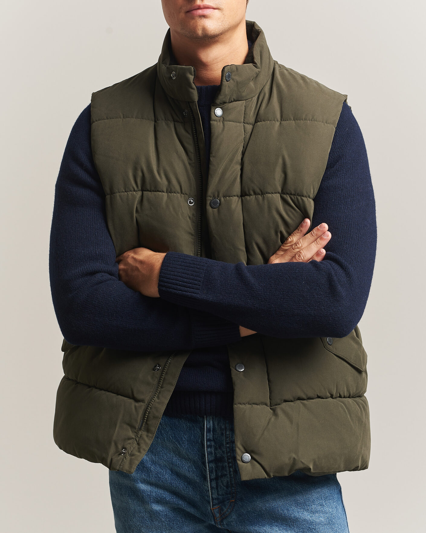 Mies | Ulkoliivit | Barbour Lifestyle | Powell Puffer Gilet Dark Sage