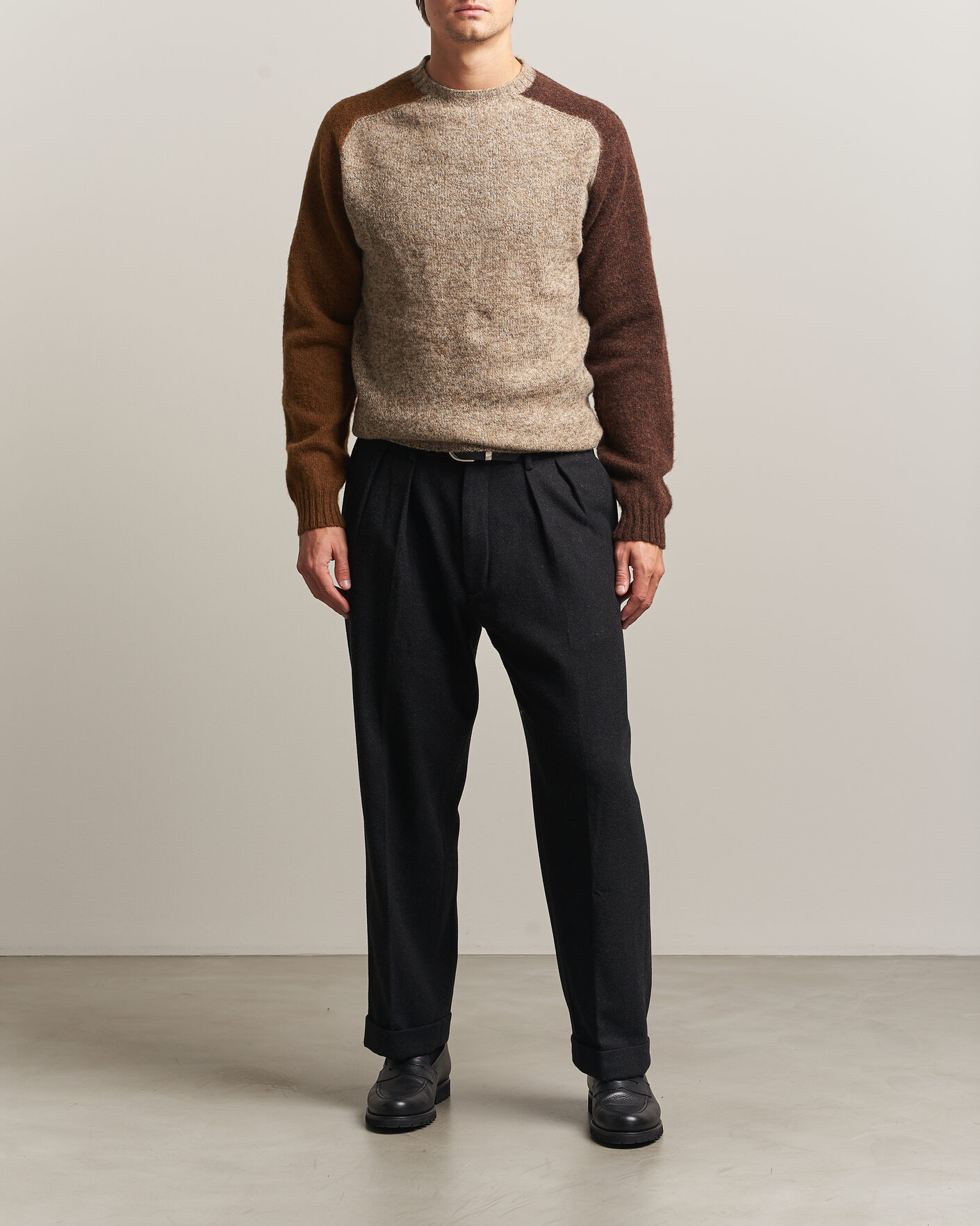 Mies | Puserot | Barbour Lifestyle | Scottish Made Block Colour Crew Light Stone
