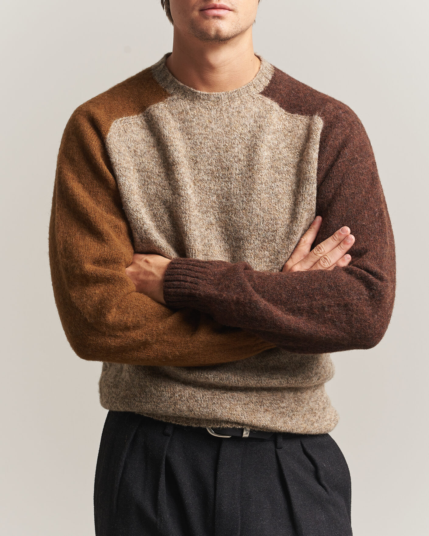 Mies | Puserot | Barbour Lifestyle | Scottish Made Block Colour Crew Light Stone