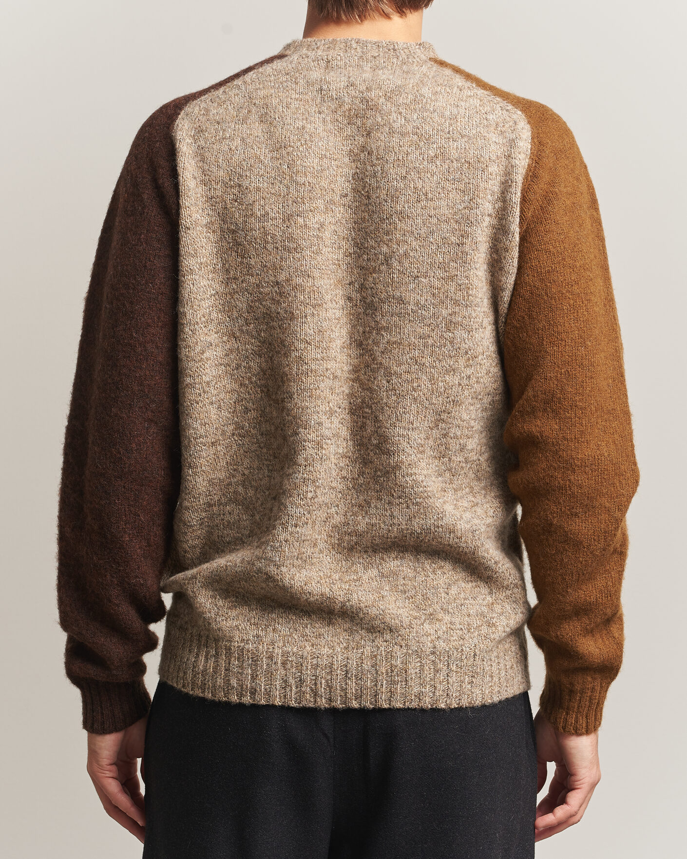 Mies | Puserot | Barbour Lifestyle | Scottish Made Block Colour Crew Light Stone