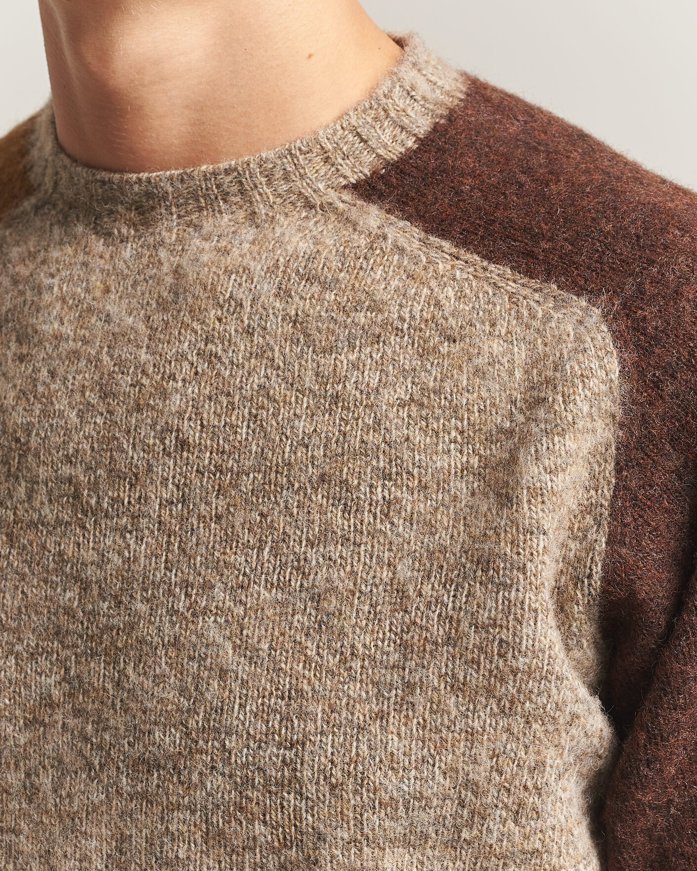 Mies | Puserot | Barbour Lifestyle | Scottish Made Block Colour Crew Light Stone