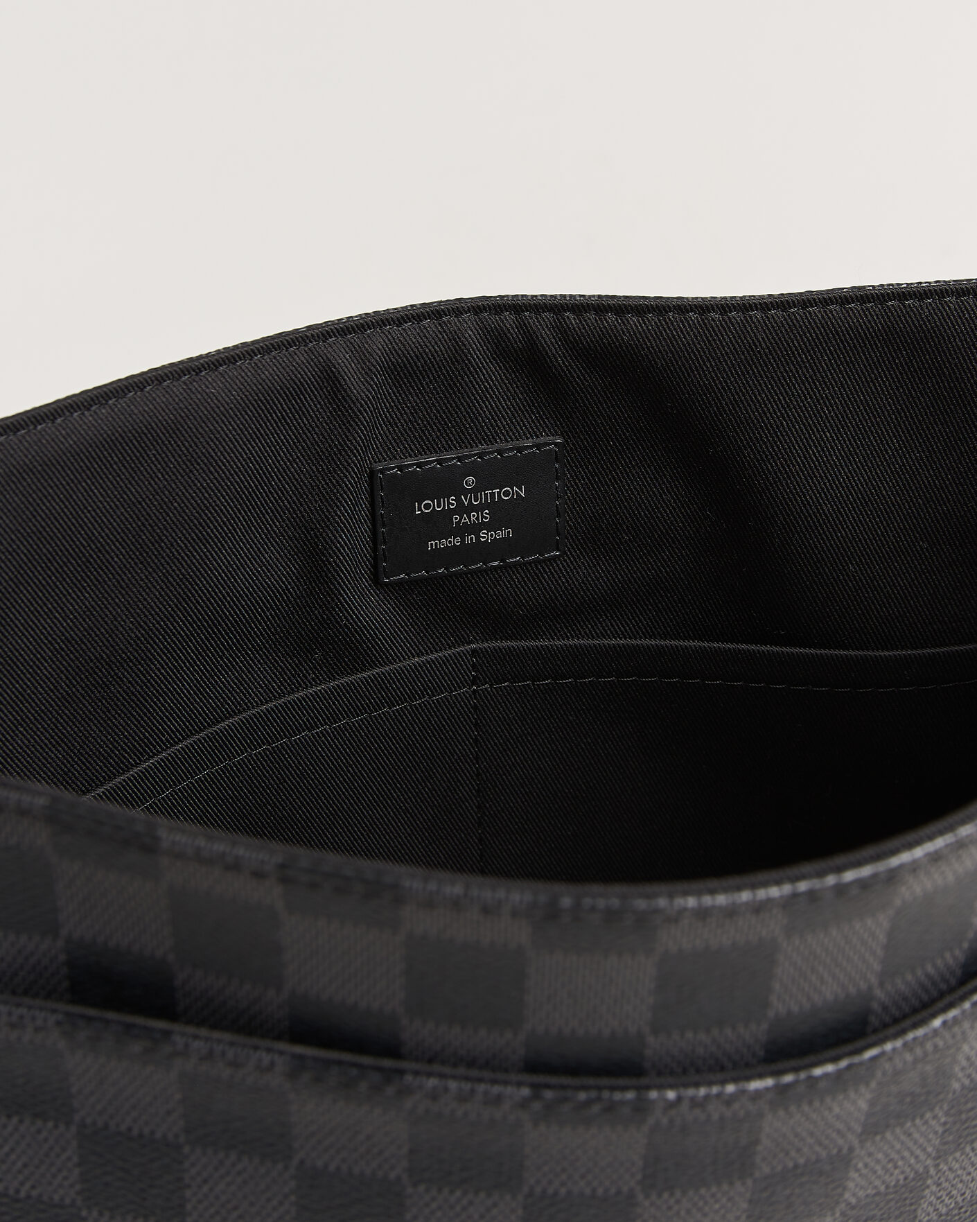 Mies | Pre-Owned & Vintage Bags | Louis Vuitton Pre-Owned | Louis Vuitton District Messenger Bag MM Damier Graphite