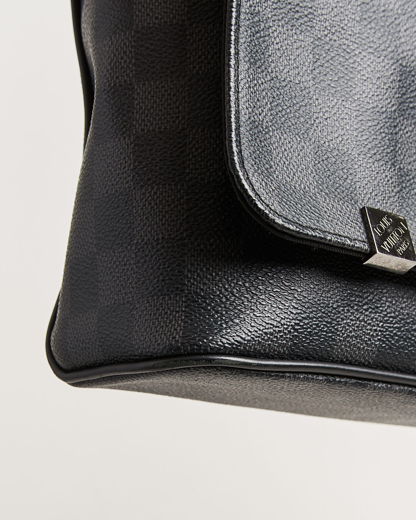 Mies | Pre-Owned & Vintage Bags | Louis Vuitton Pre-Owned | Louis Vuitton District Messenger Bag MM Damier Graphite