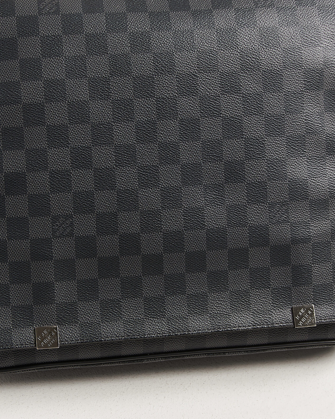 Mies | Pre-Owned & Vintage Bags | Louis Vuitton Pre-Owned | Louis Vuitton District Messenger Bag MM Damier Graphite