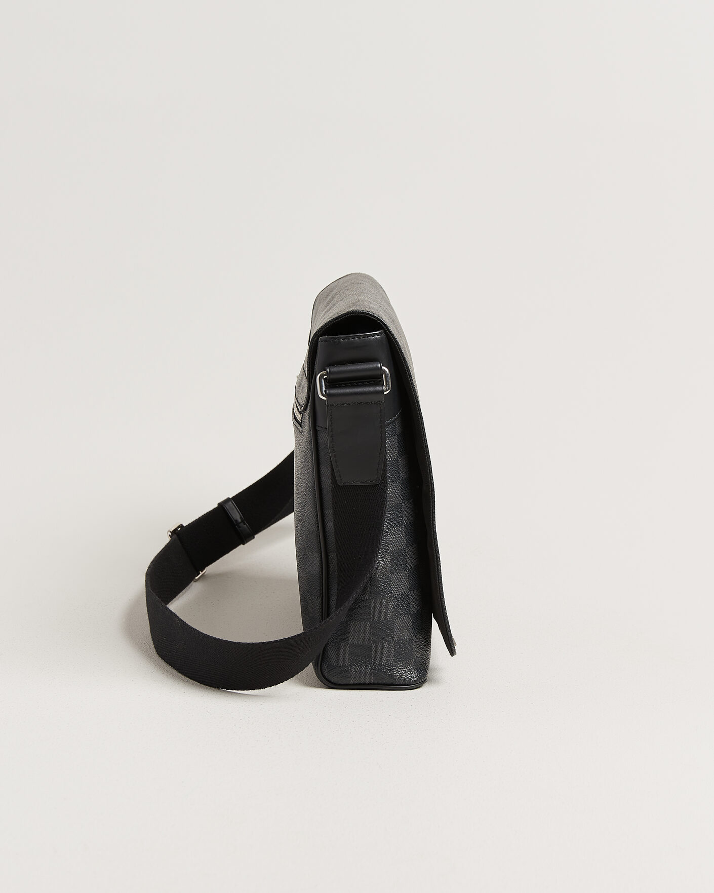 Mies | Pre-Owned & Vintage Bags | Louis Vuitton Pre-Owned | Louis Vuitton District Messenger Bag MM Damier Graphite