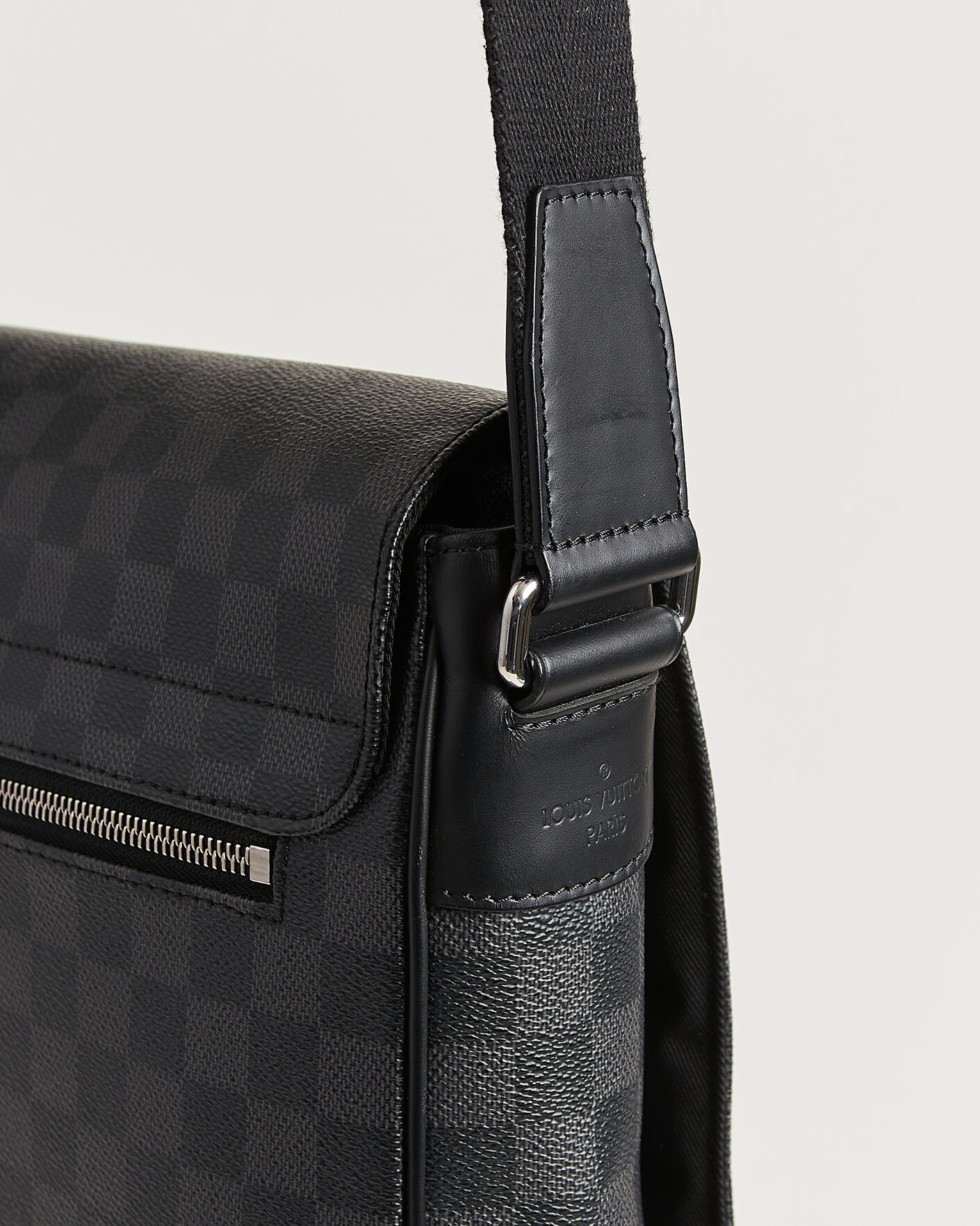 Mies | Pre-Owned & Vintage Bags | Louis Vuitton Pre-Owned | Louis Vuitton District Messenger Bag MM Damier Graphite