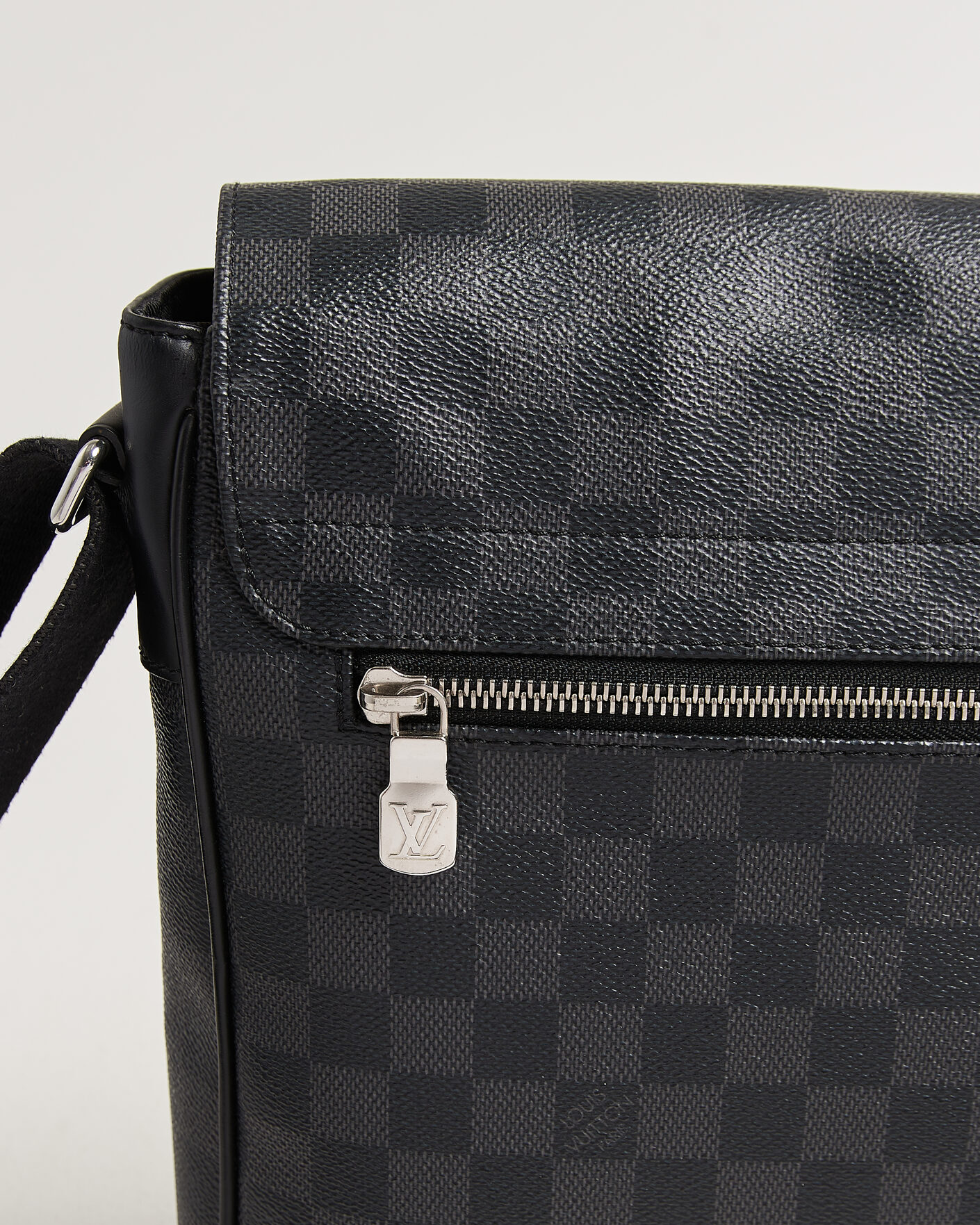 Mies | Pre-Owned & Vintage Bags | Louis Vuitton Pre-Owned | Louis Vuitton District Messenger Bag MM Damier Graphite