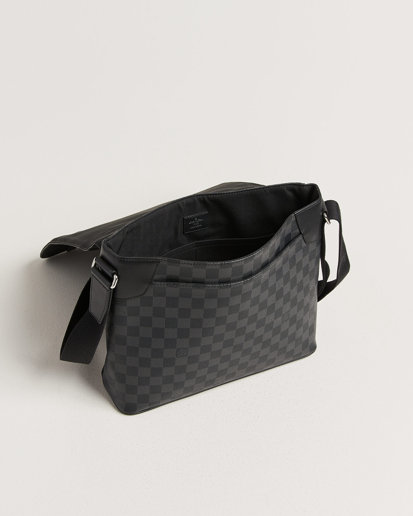 Mies | Pre-Owned & Vintage Bags | Louis Vuitton Pre-Owned | Louis Vuitton District Messenger Bag MM Damier Graphite