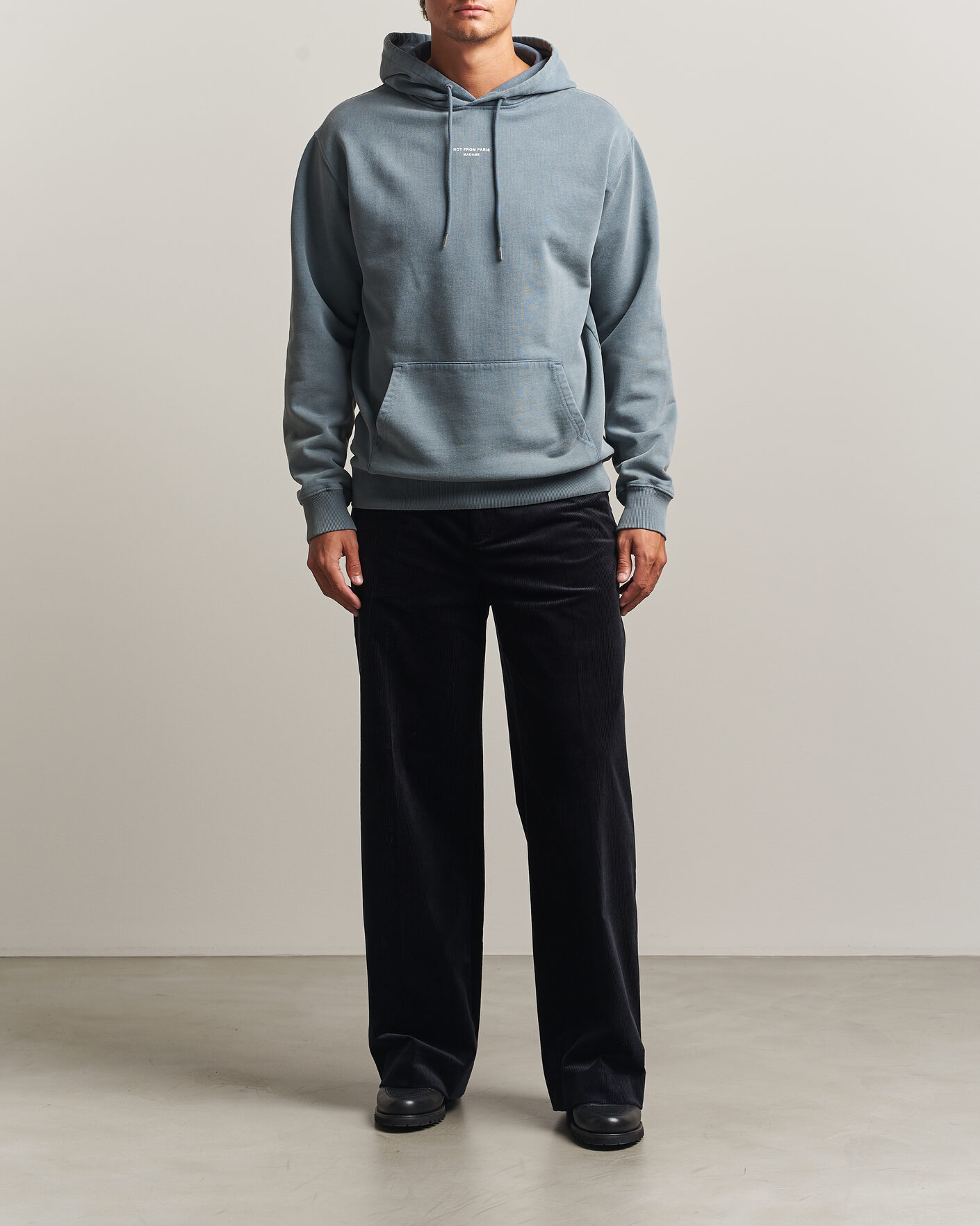Mies | Puserot | Drôle de Monsieur | Classic Slogan Hoodie Dark Grey