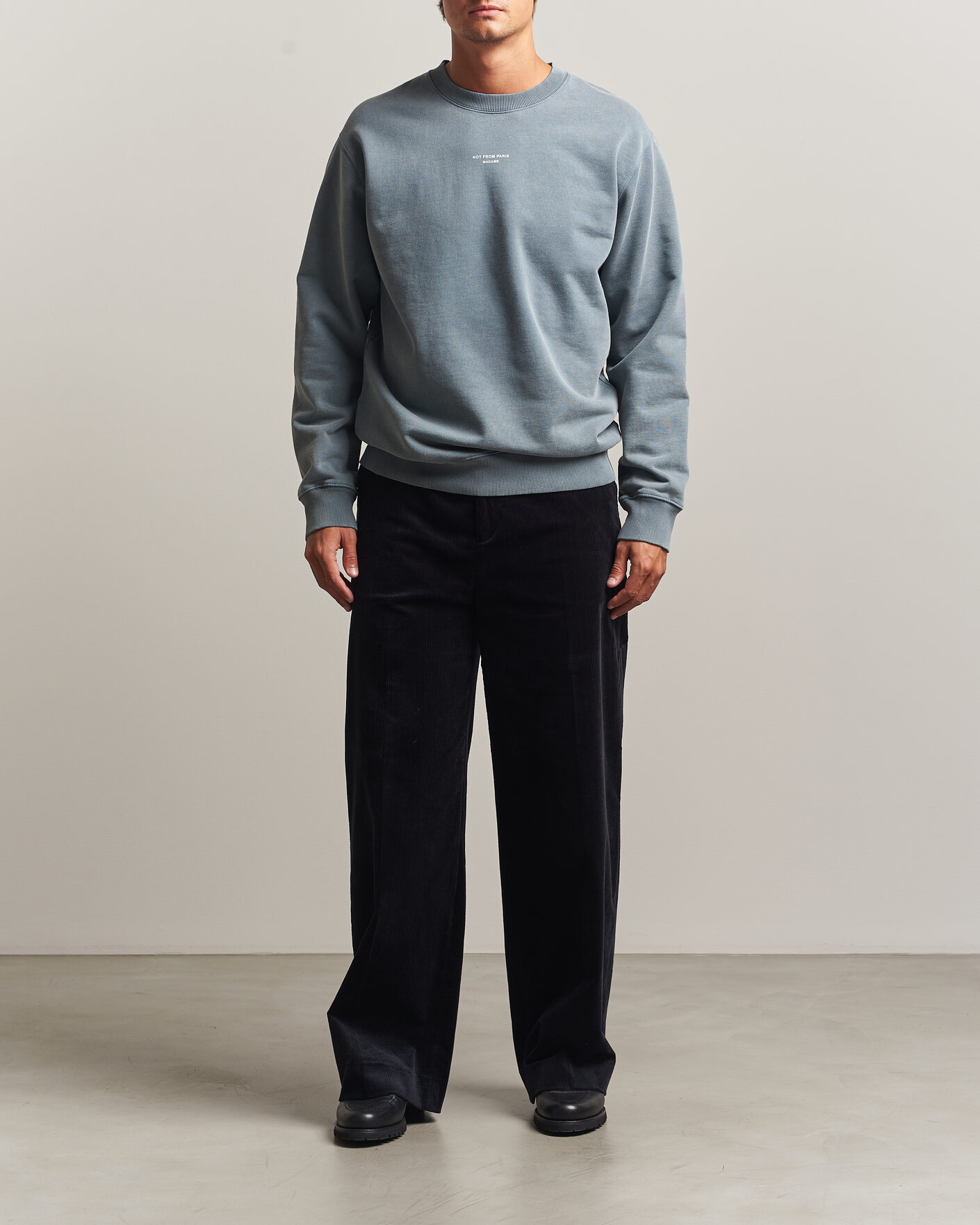 Mies | Puserot | Drôle de Monsieur | Classic Slogan Sweatshirt Dark Grey