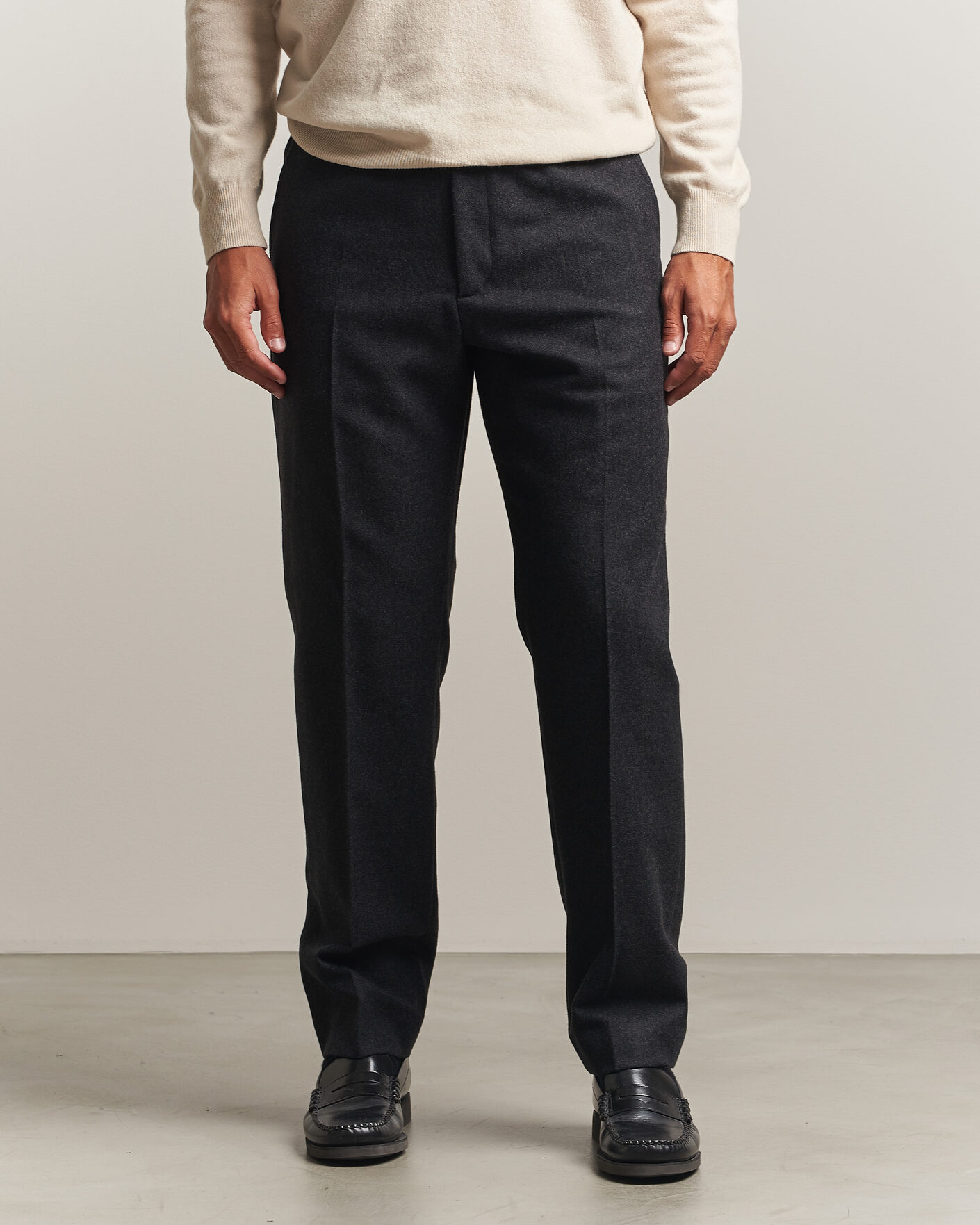 Mies | Housut | Filippa K | Theo Relaxed Flannel Trousers Anthracite Melange