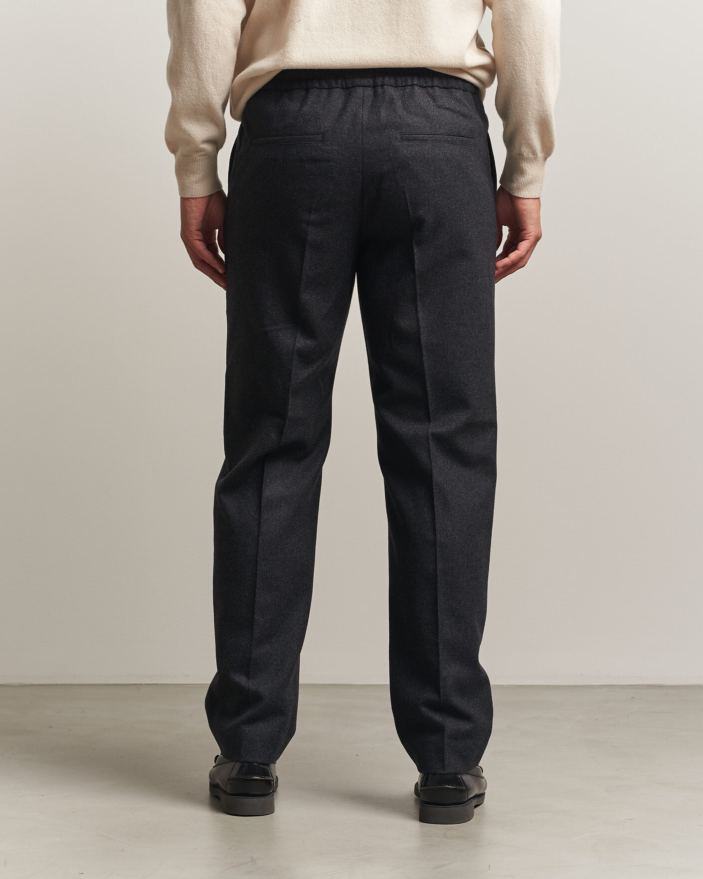 Mies | Housut | Filippa K | Theo Relaxed Flannel Trousers Anthracite Melange