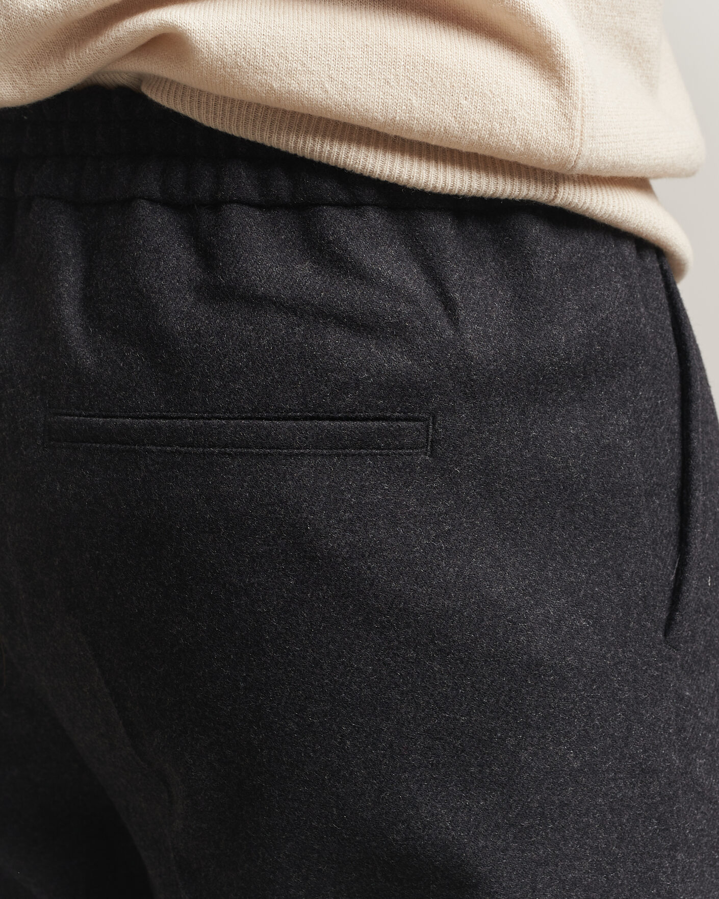 Mies | Housut | Filippa K | Theo Relaxed Flannel Trousers Anthracite Melange