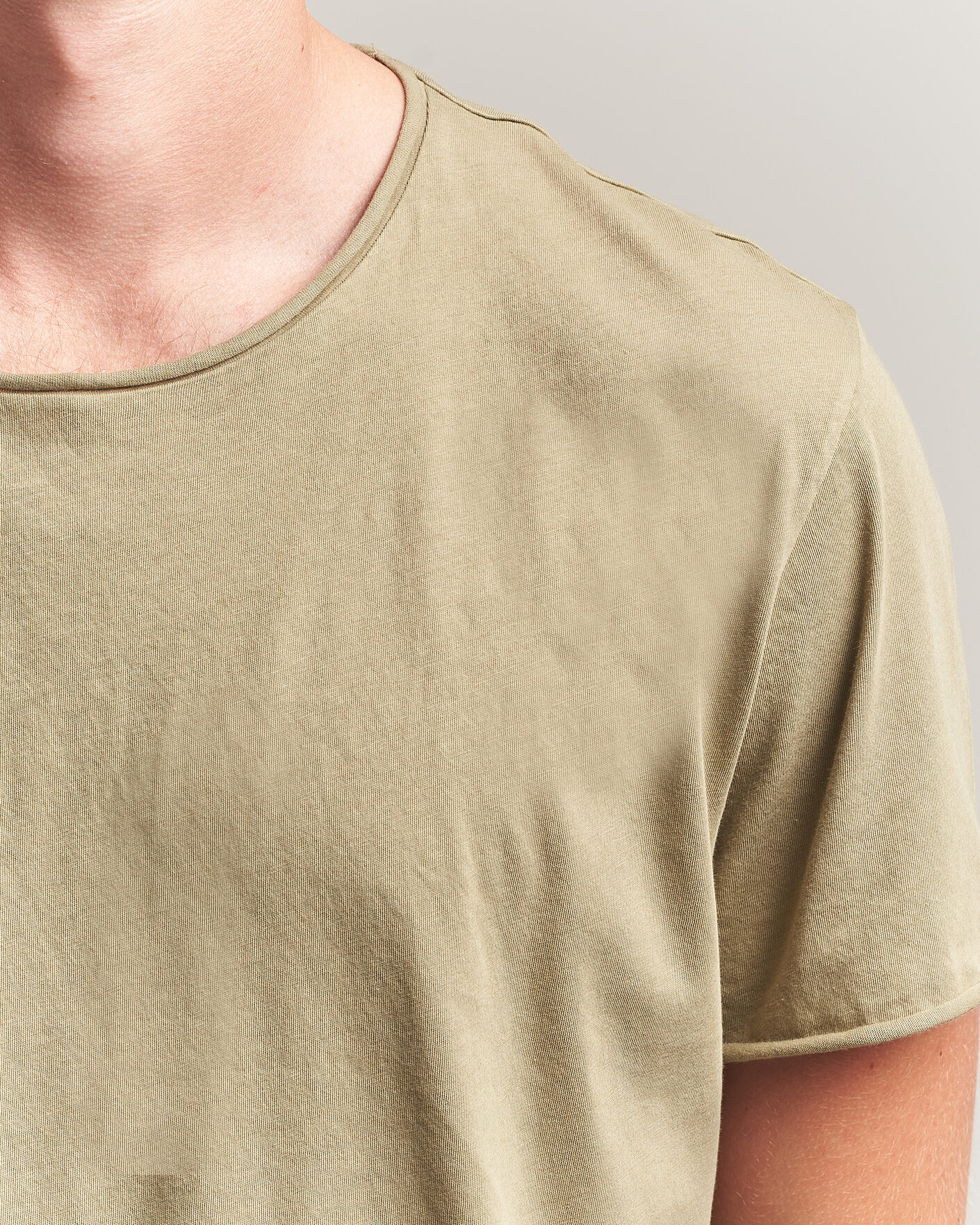 Mies | T-paidat | Filippa K | Roll Neck Crew Neck T-Shirt Light Olive Green