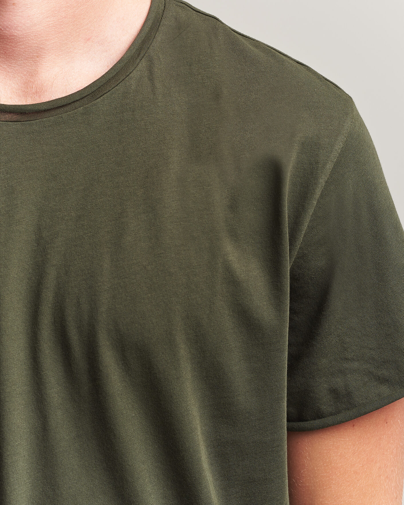 Mies | T-paidat | Filippa K | Roll Neck Crew Neck T-Shirt Night Green