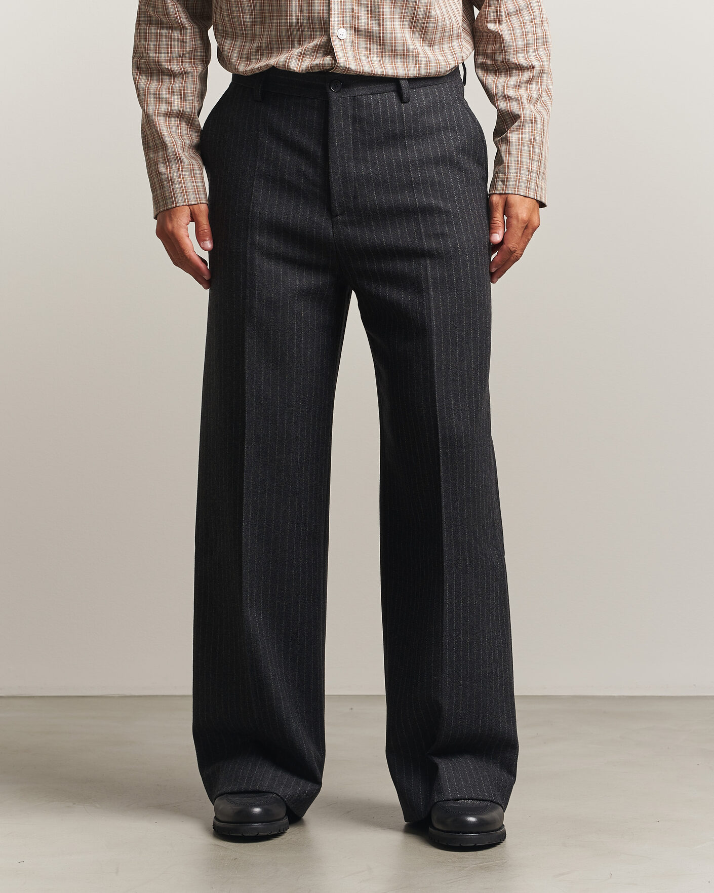 Mies | Housut | Filippa K | Hector Wool Flannel Pinstriped Trousers Anthracite
