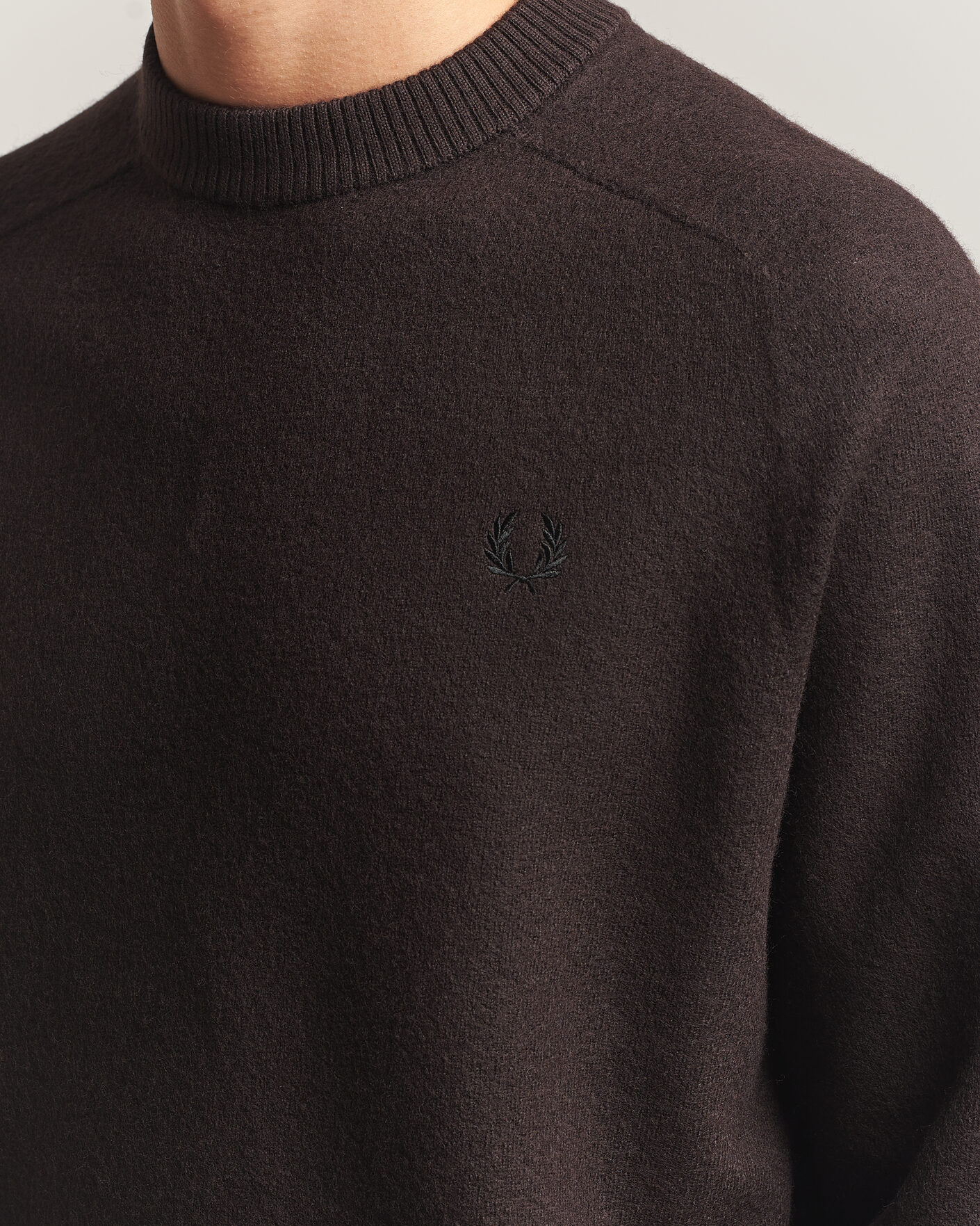 Mies | Puserot | Fred Perry | Wool Saddle Sleeve Crew Neck Rich Brown