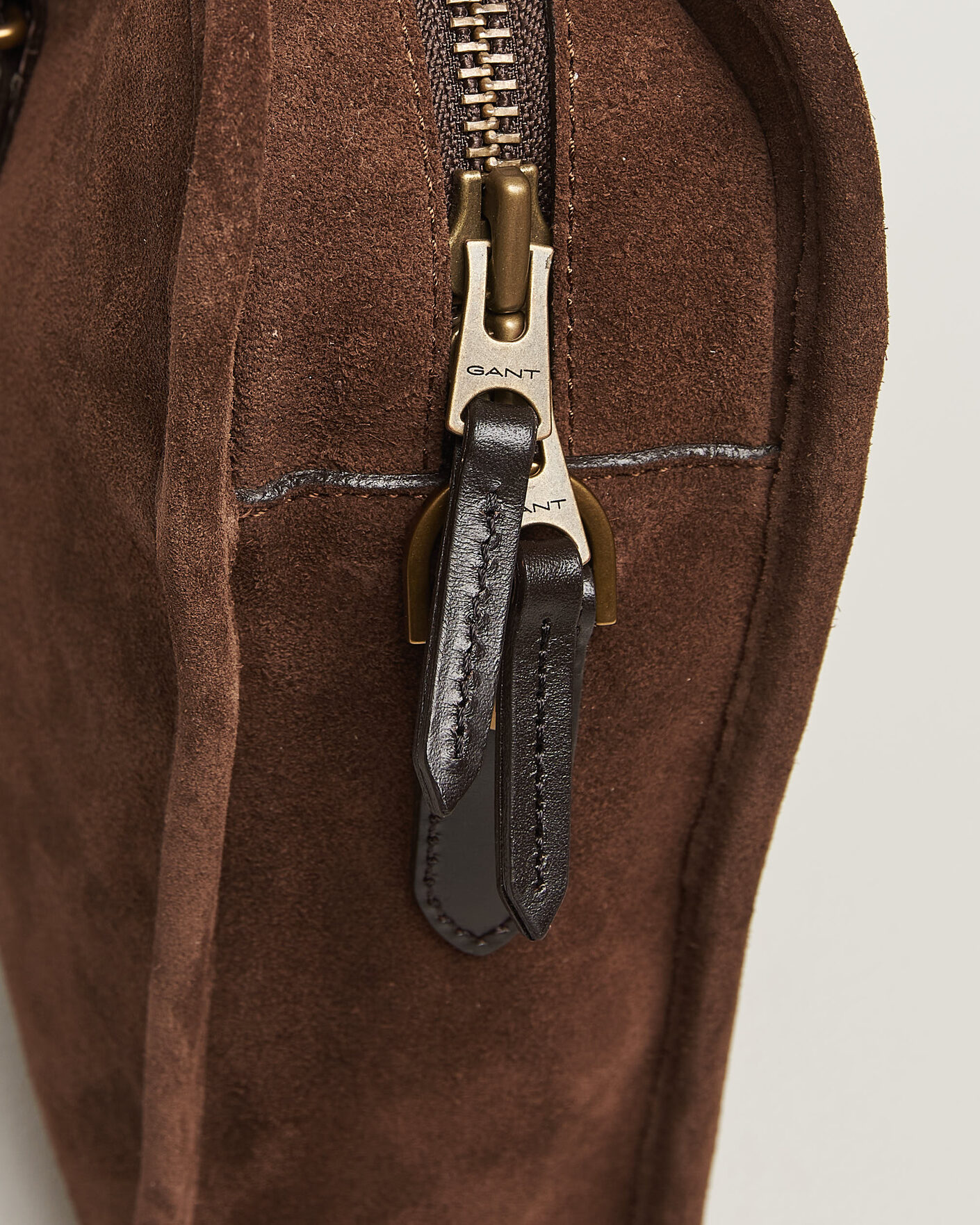 Mies | Laukut | Gant | Suede Commuter Bag Soil Brown