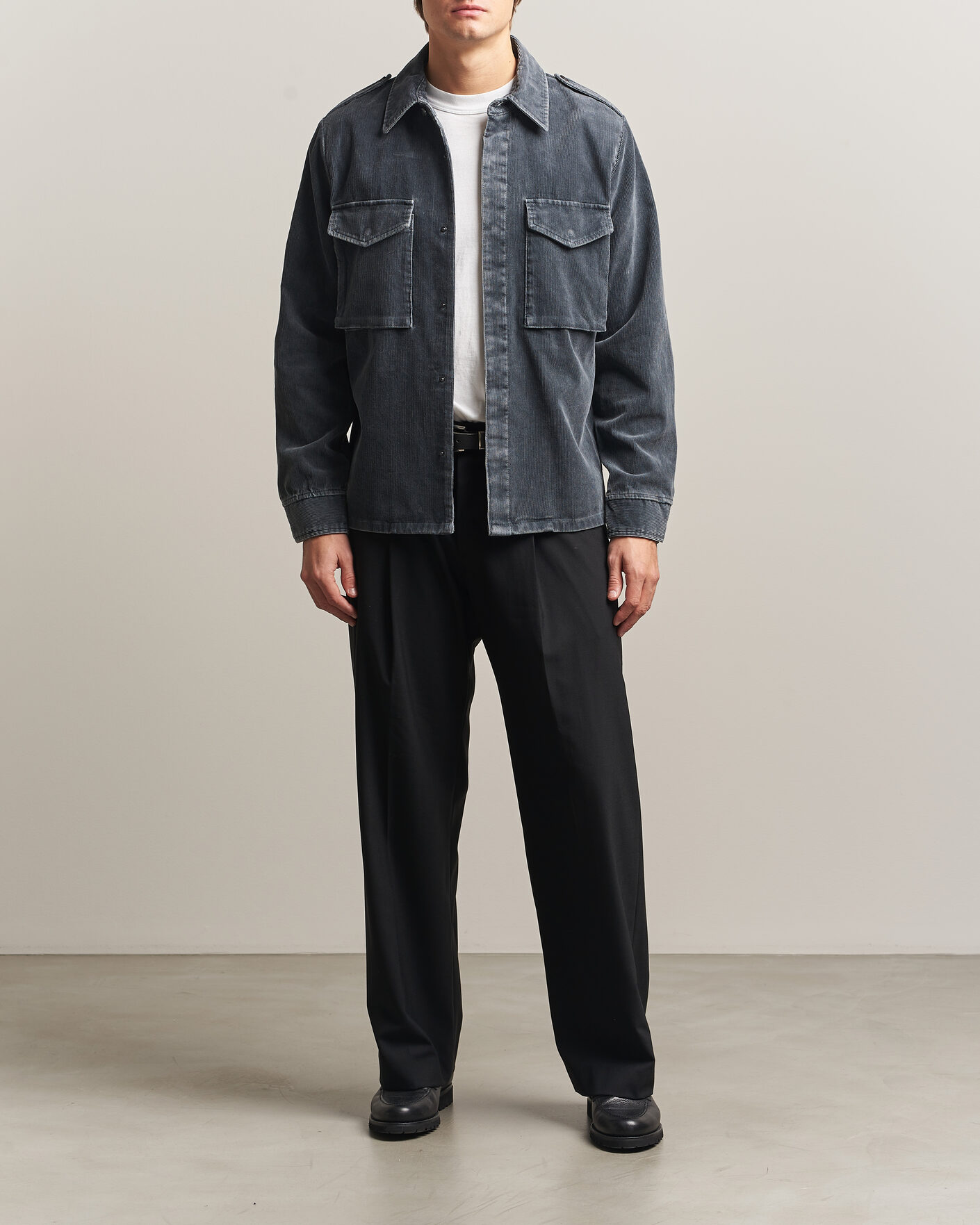 Mies | Kauluspaidat | Aspesi | Double Pocket Corduroy Overshirt Washed Black