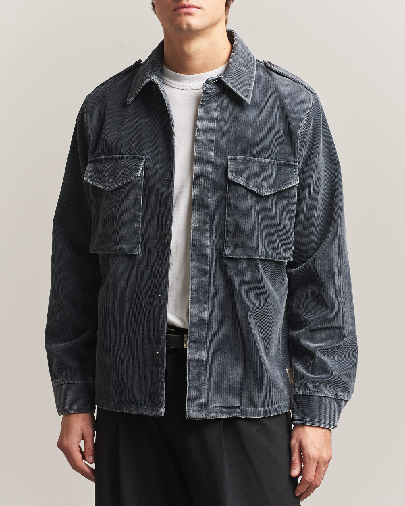 Mies | Kauluspaidat | Aspesi | Double Pocket Corduroy Overshirt Washed Black
