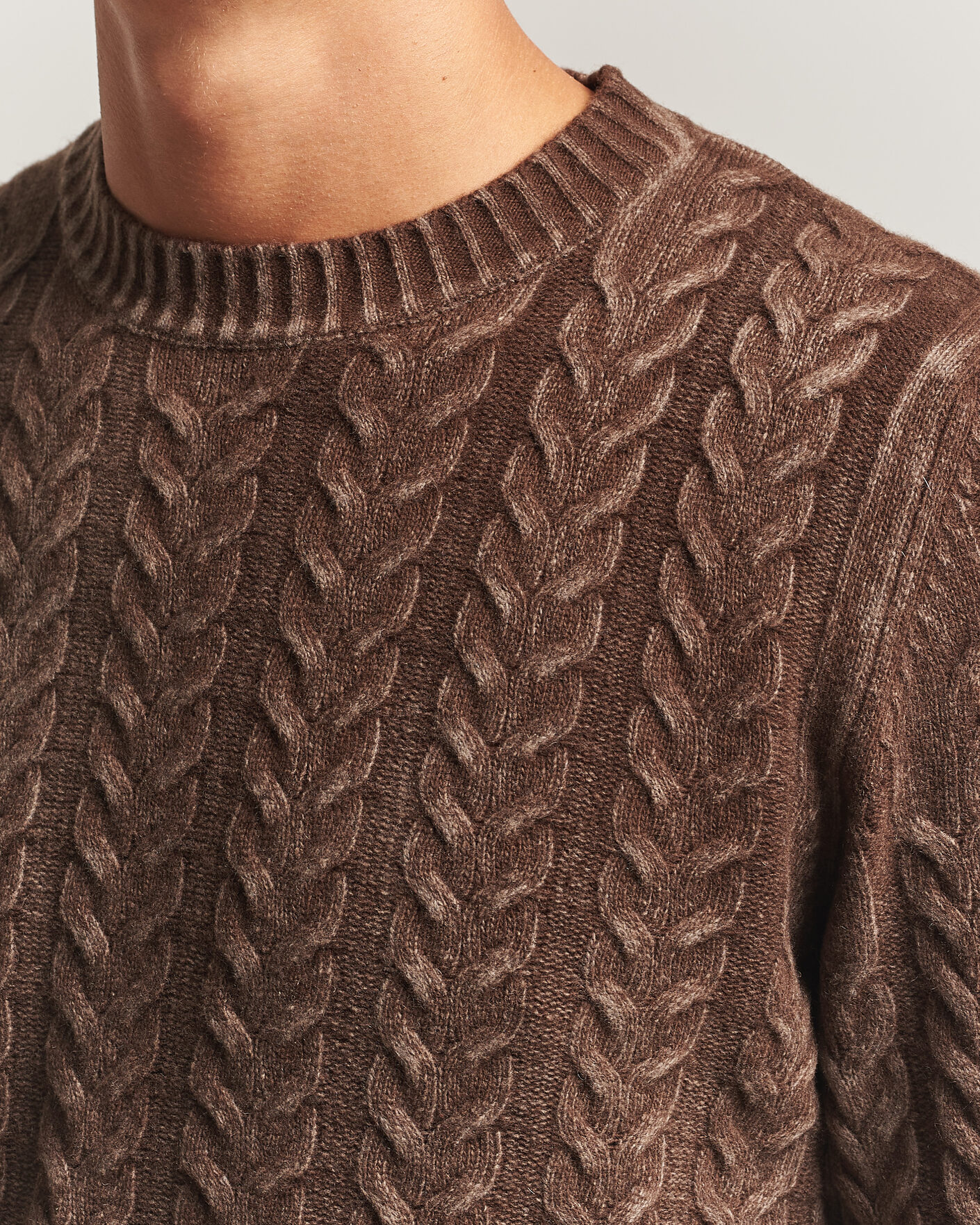 Mies | Puserot | Morgano | Cable Knitted Brushed Dyed Wool Crew Brown