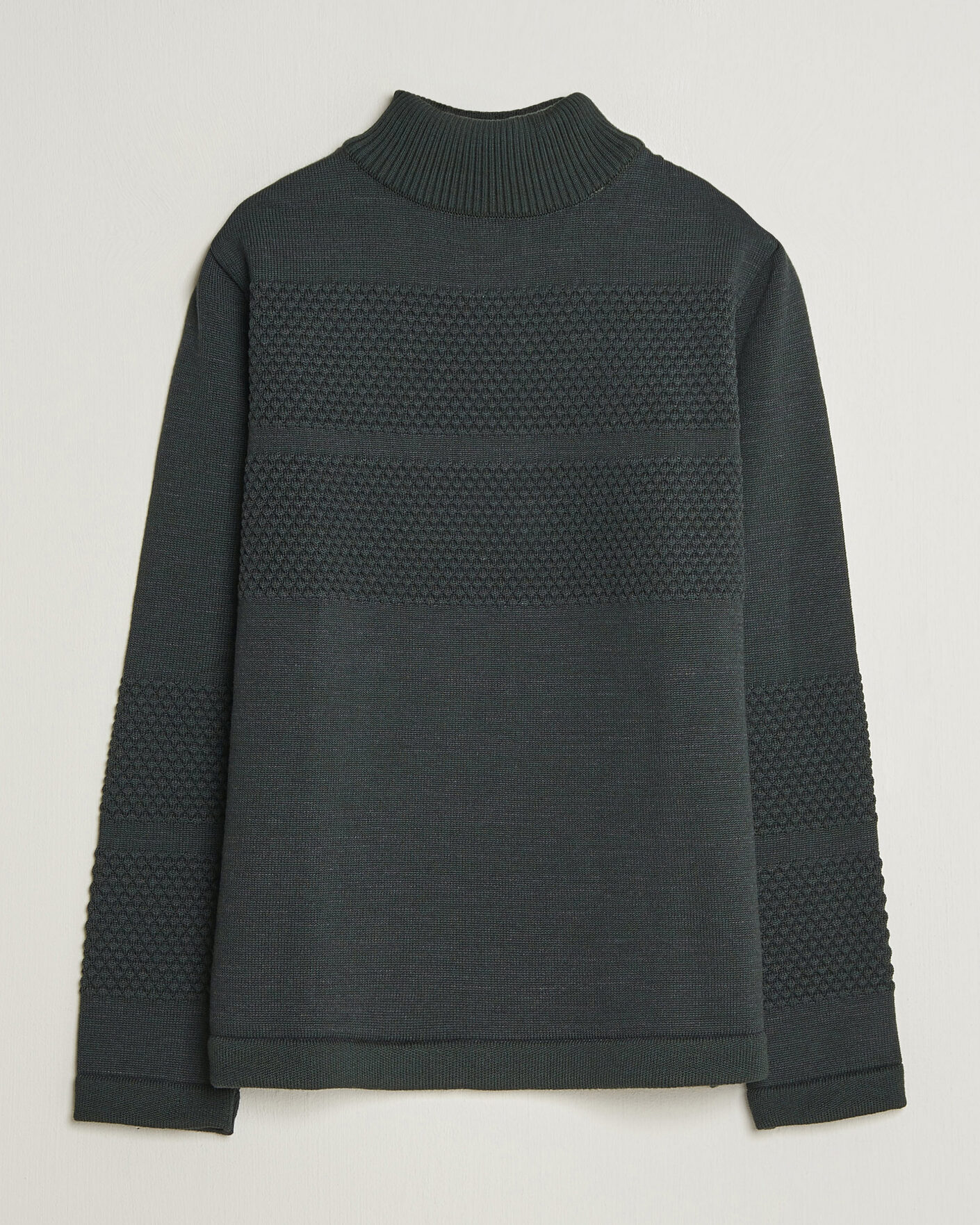 Mies | Puserot | S.N.S. Herning | Fisherman High Neck Terrain Green