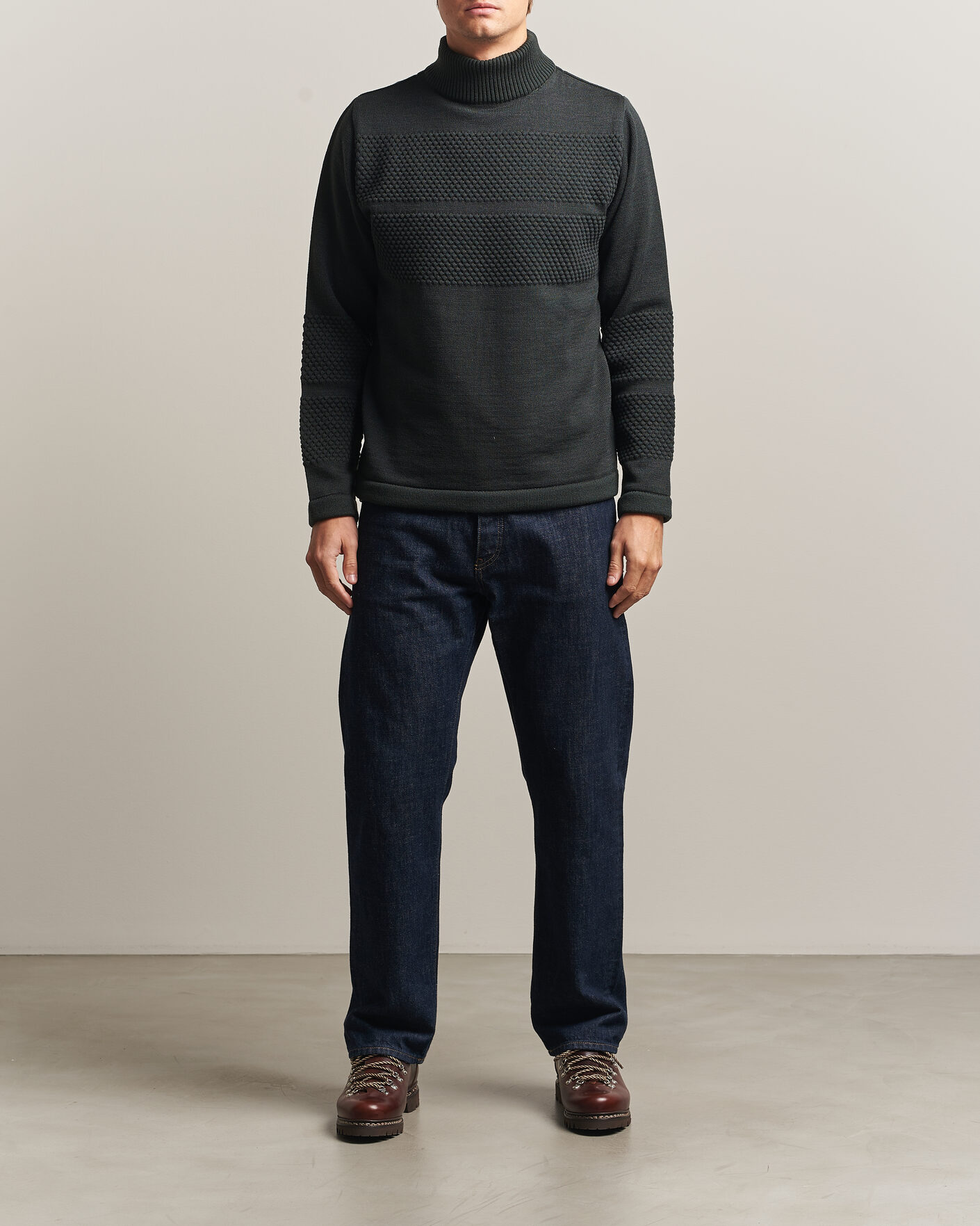 Mies | Puserot | S.N.S. Herning | Fisherman High Neck Terrain Green