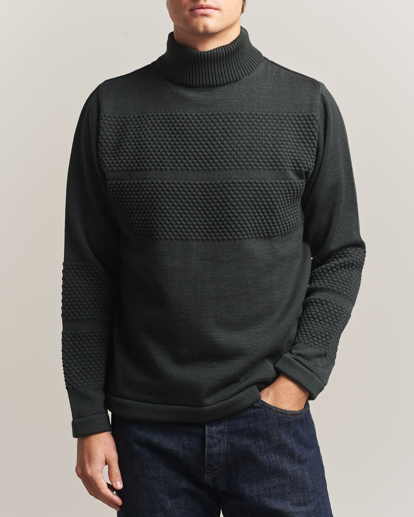 Mies | Puserot | S.N.S. Herning | Fisherman High Neck Terrain Green