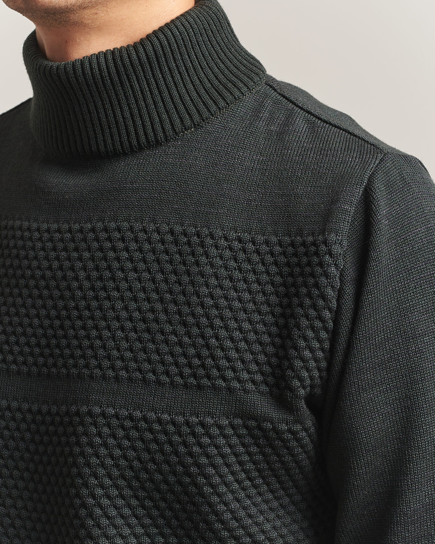 Mies | Puserot | S.N.S. Herning | Fisherman High Neck Terrain Green