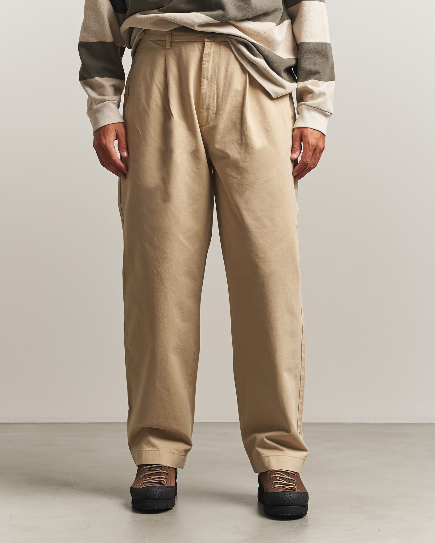 Mies | Housut | Forét | Writer Relaxed Fit Pleated Pants Uniform Khaki