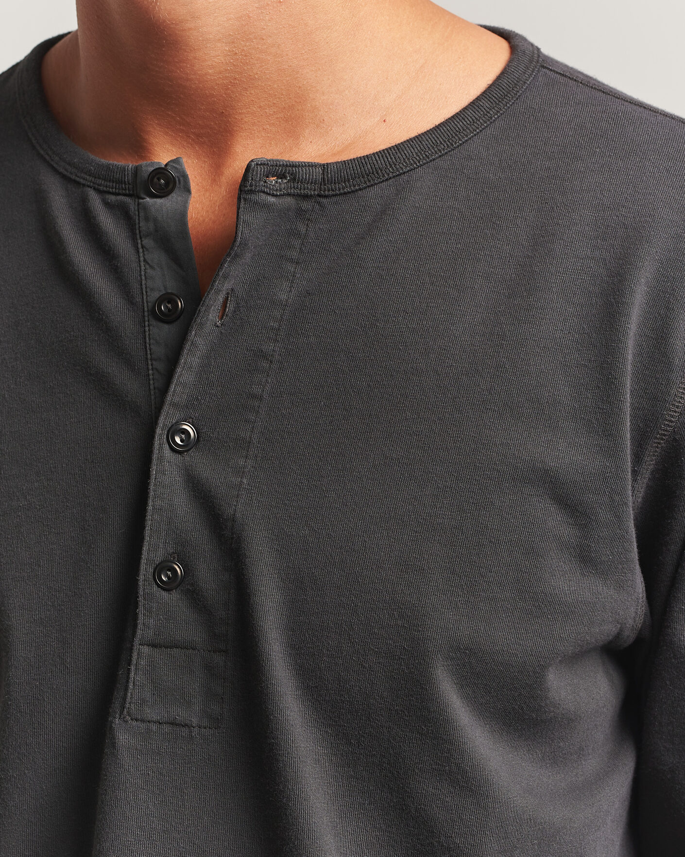 Mies | Puserot | Nudie Jeans | Long Sleeved Henley Antracite