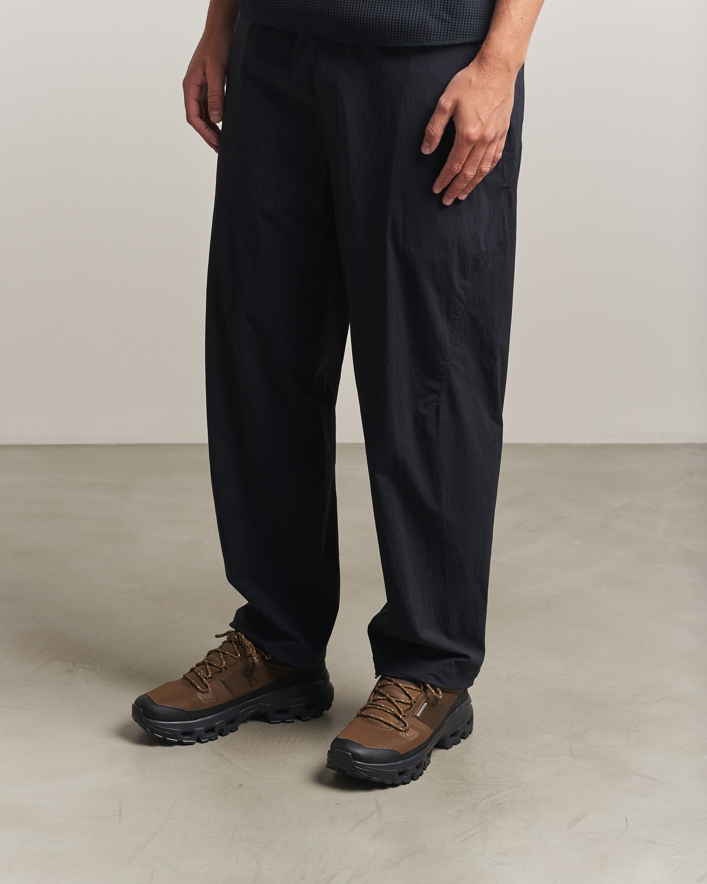 Mies | Maastojuoksukengät | On | Cloudrock Low Waterproof Earth/Black