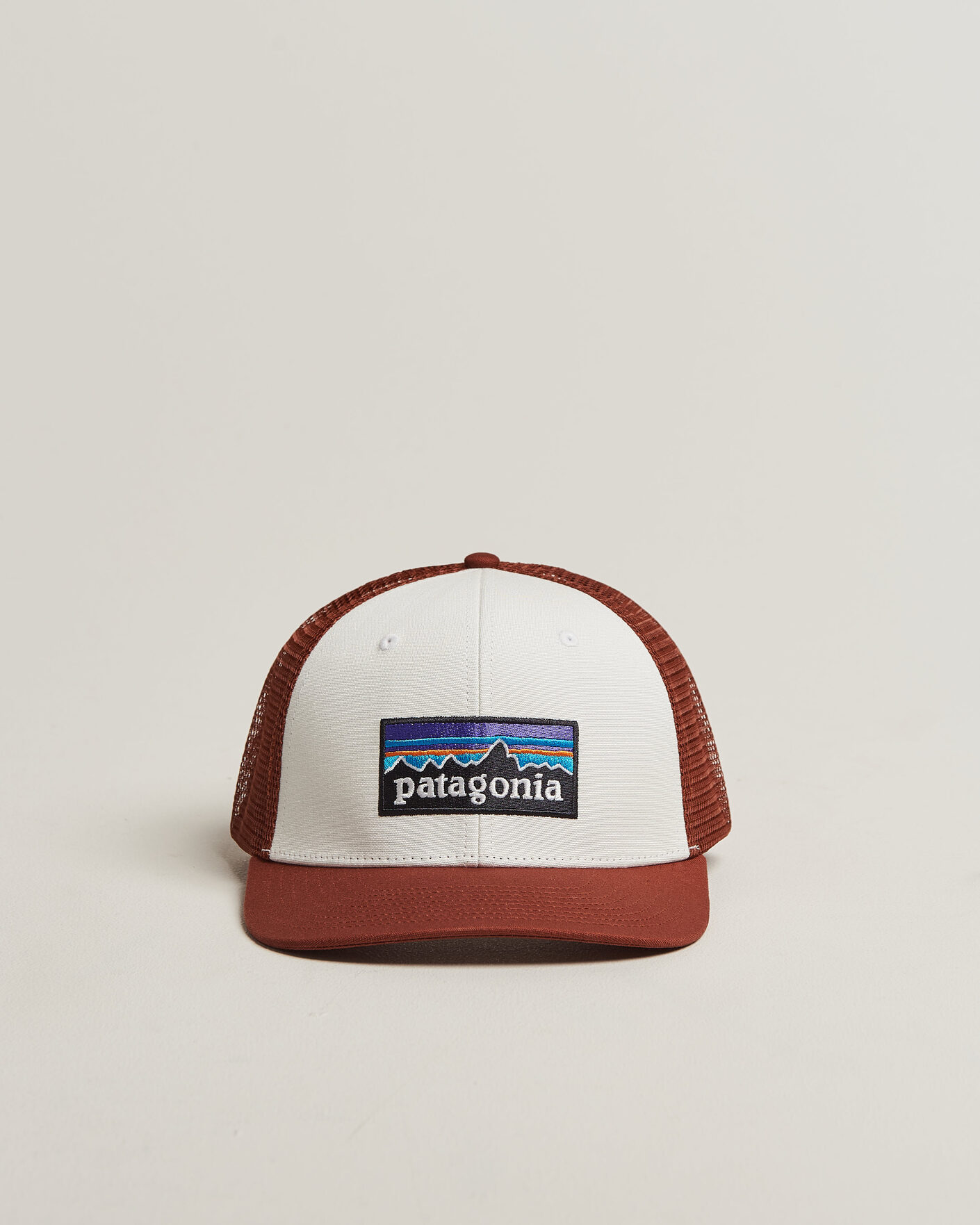Mies | Päähineet | Patagonia | P-6 Logo Trucker Hat White/Red