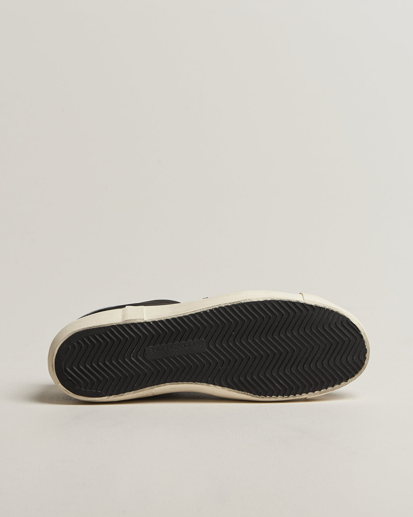 Mies | Tennarit | Philippe Model | PRSX Low Top Suede Sneaker Black/White