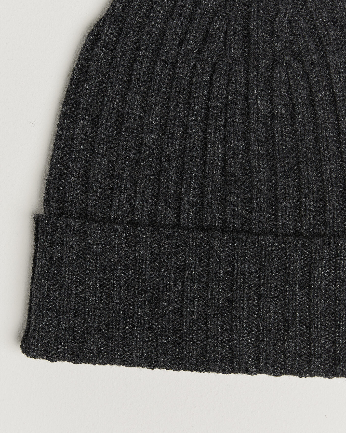 Mies | Pipot | Piacenza Cashmere | Ribbed Cashmere Beanie Charcoal