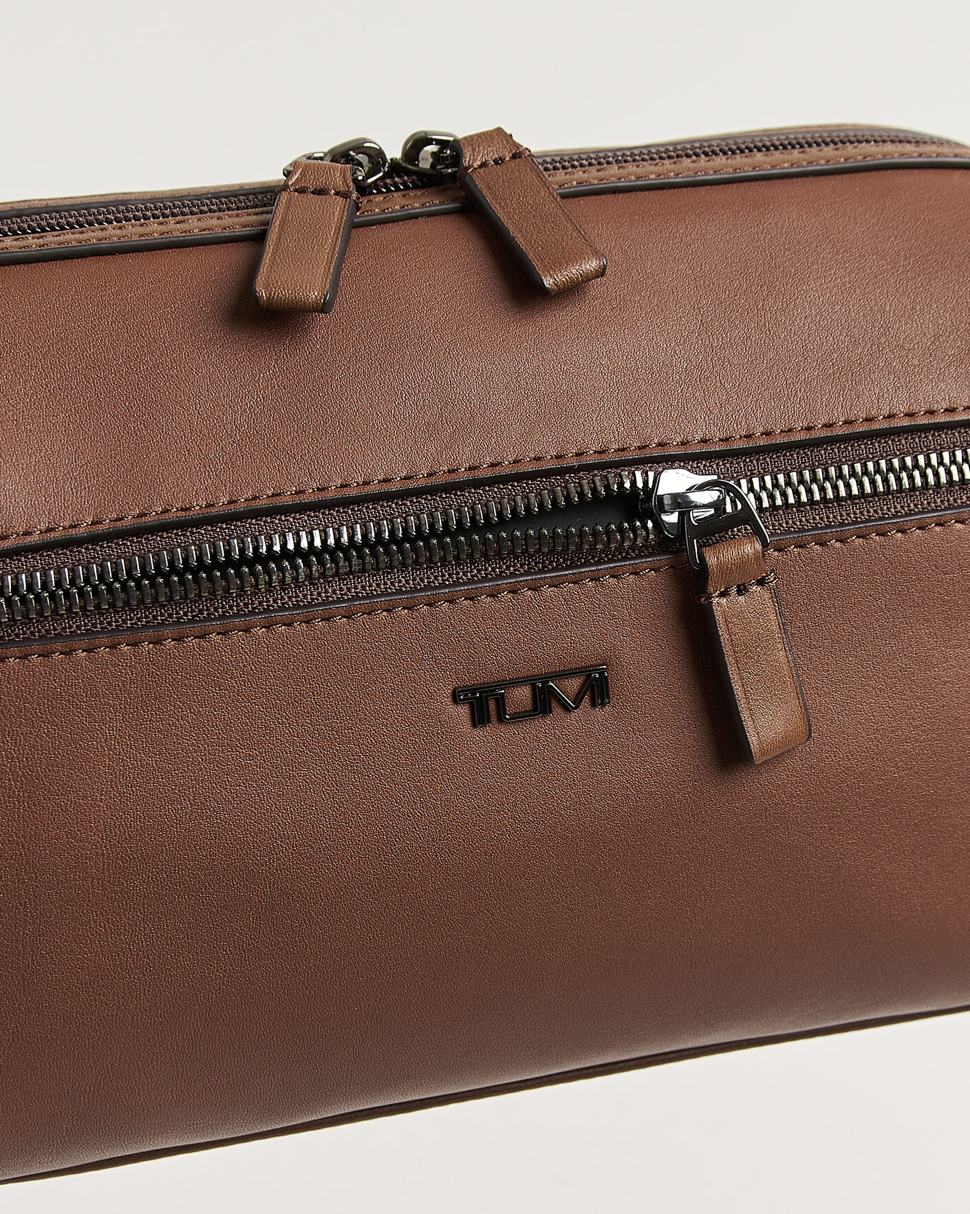 Mies | Laukut | TUMI | Framed Travel Kit Cognac