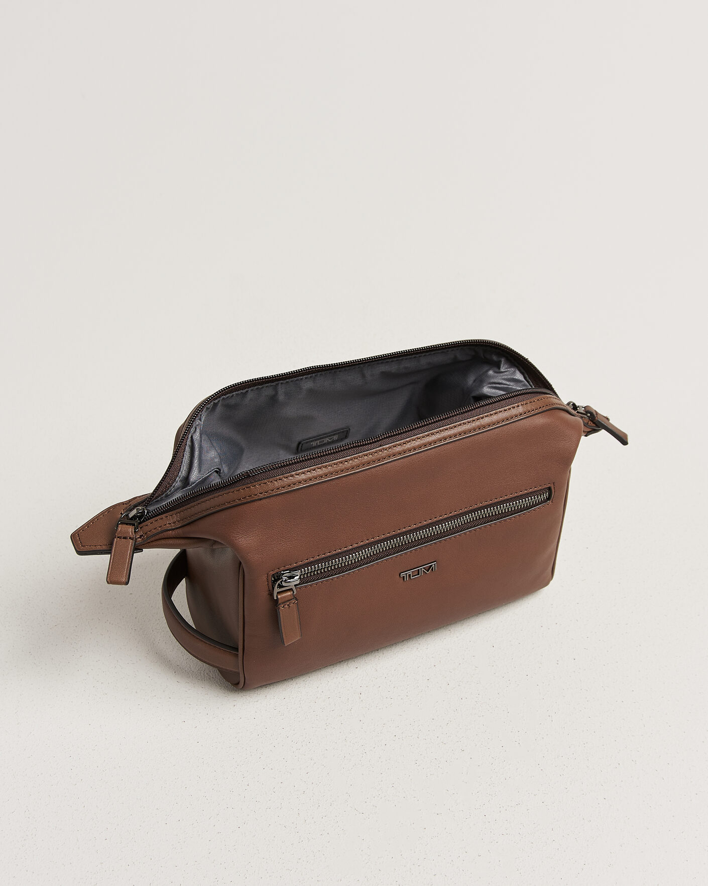 Mies | Laukut | TUMI | Framed Travel Kit Cognac
