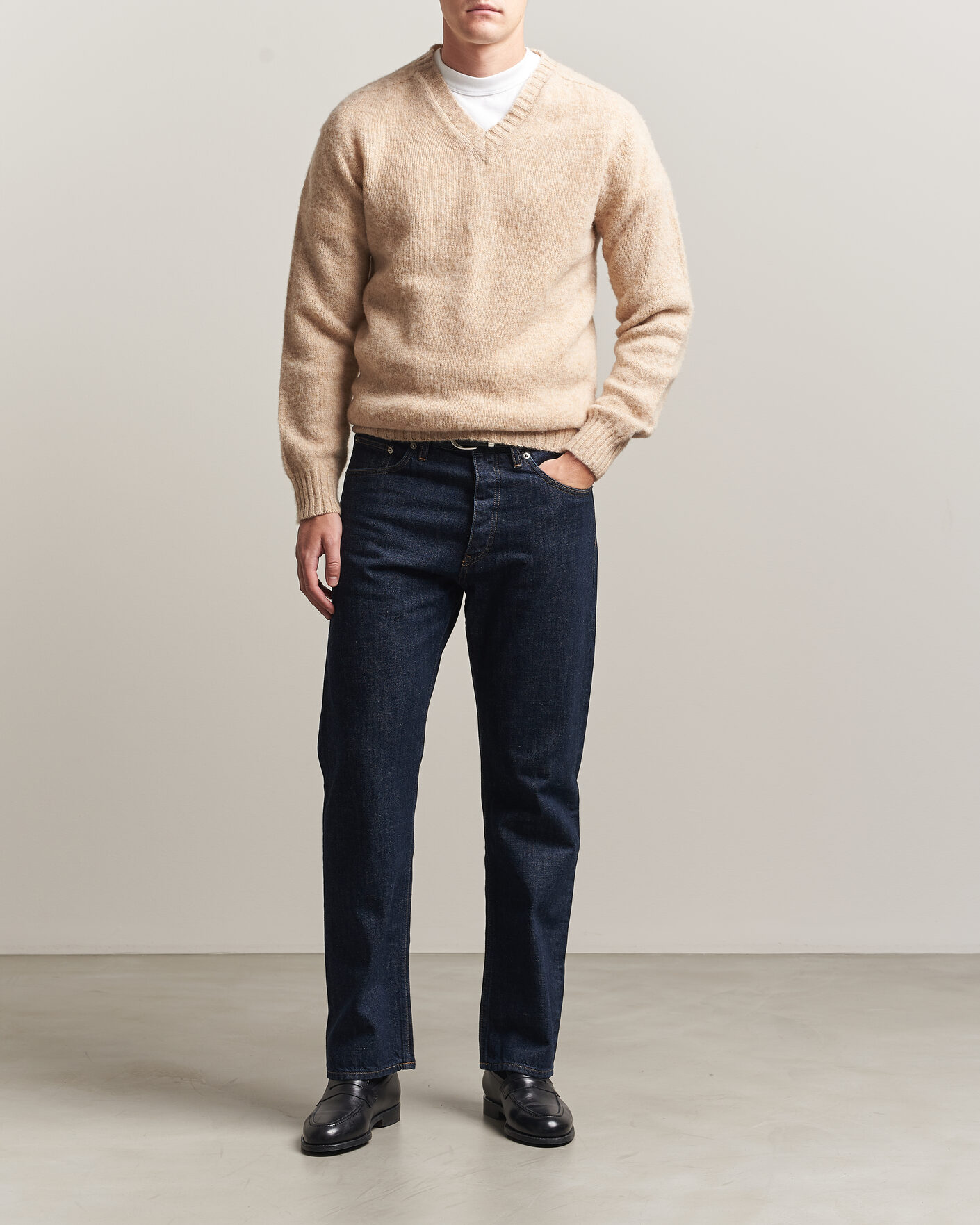 Mies | Puserot | Harley Of Scotland for Care of Carl | Brushed Supersoft Lambswool V-Neck Beige
