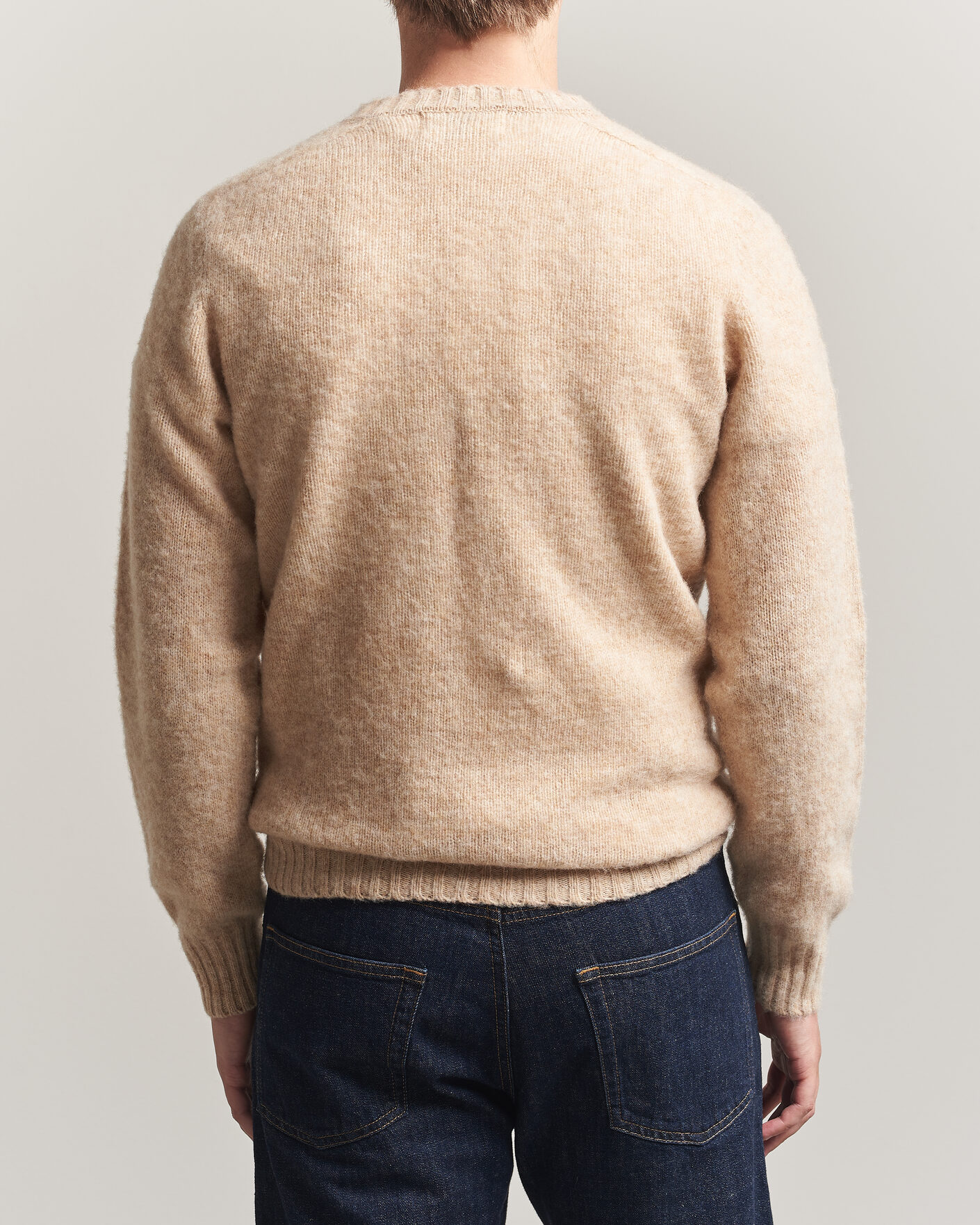 Mies | Puserot | Harley Of Scotland for Care of Carl | Brushed Supersoft Lambswool V-Neck Beige