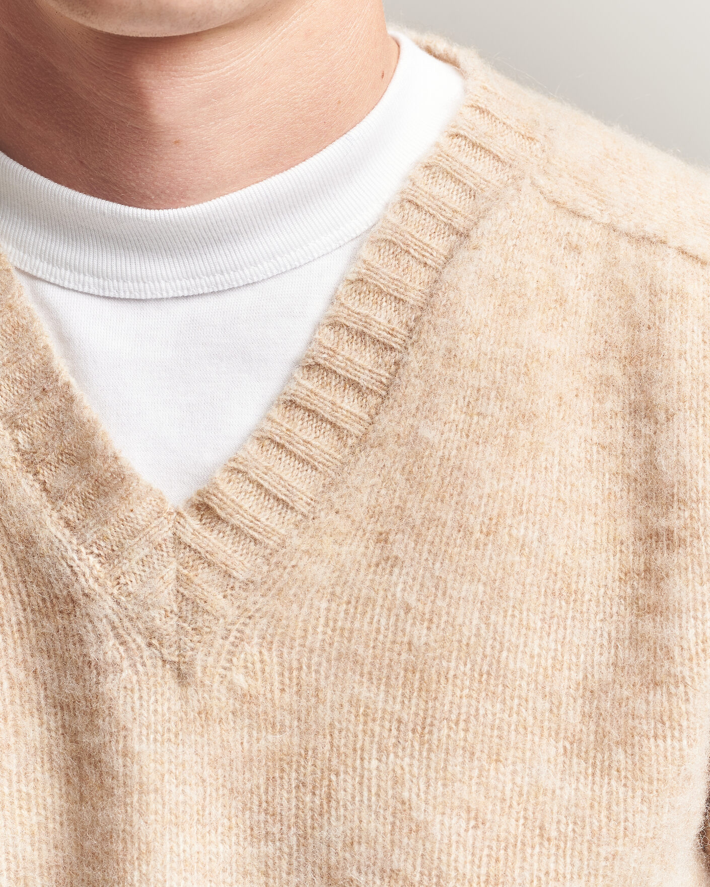 Mies | Puserot | Harley Of Scotland for Care of Carl | Brushed Supersoft Lambswool V-Neck Beige