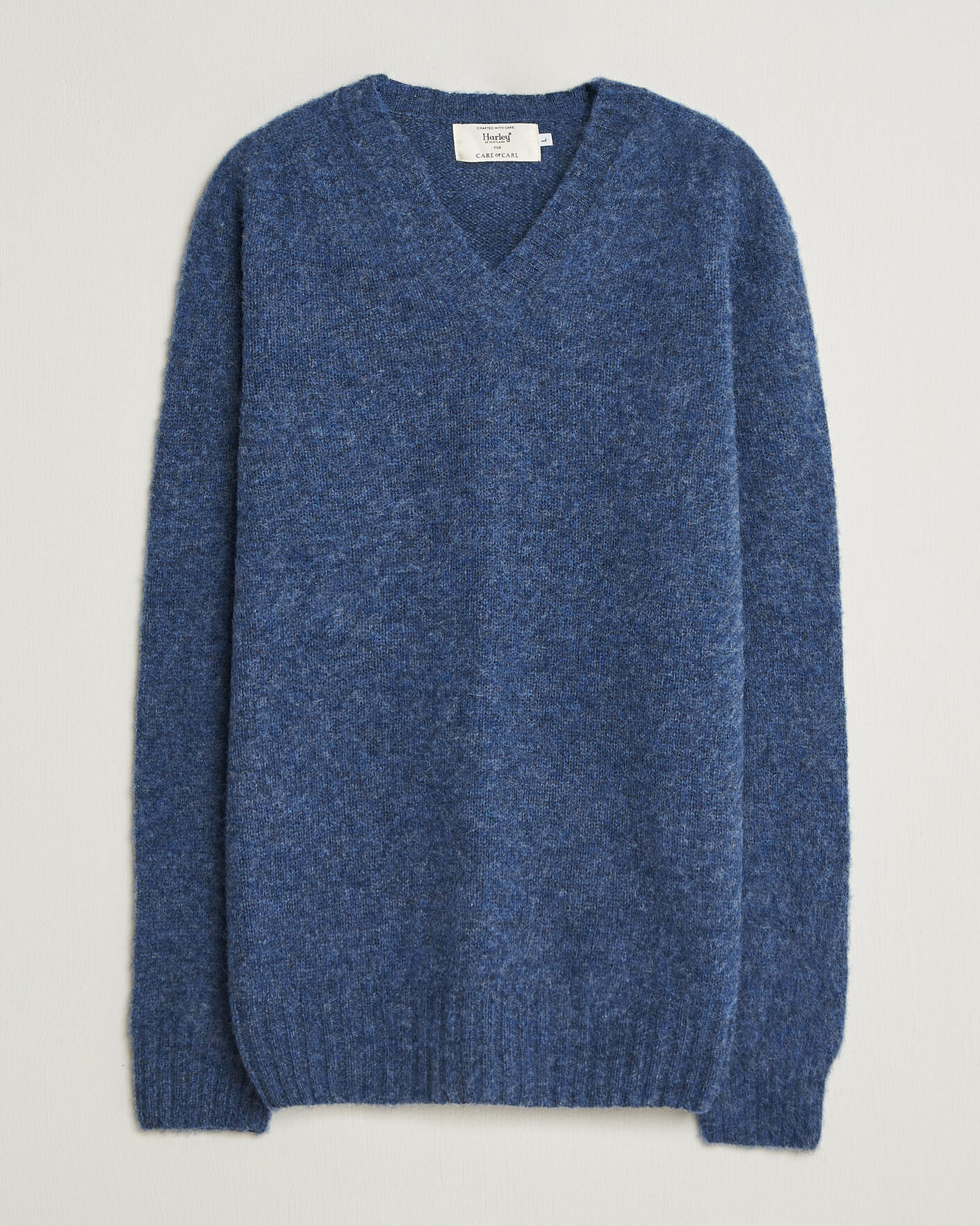Mies | Puserot | Harley Of Scotland for Care of Carl | Brushed Supersoft Lambswool V-Neck Denim Blue
