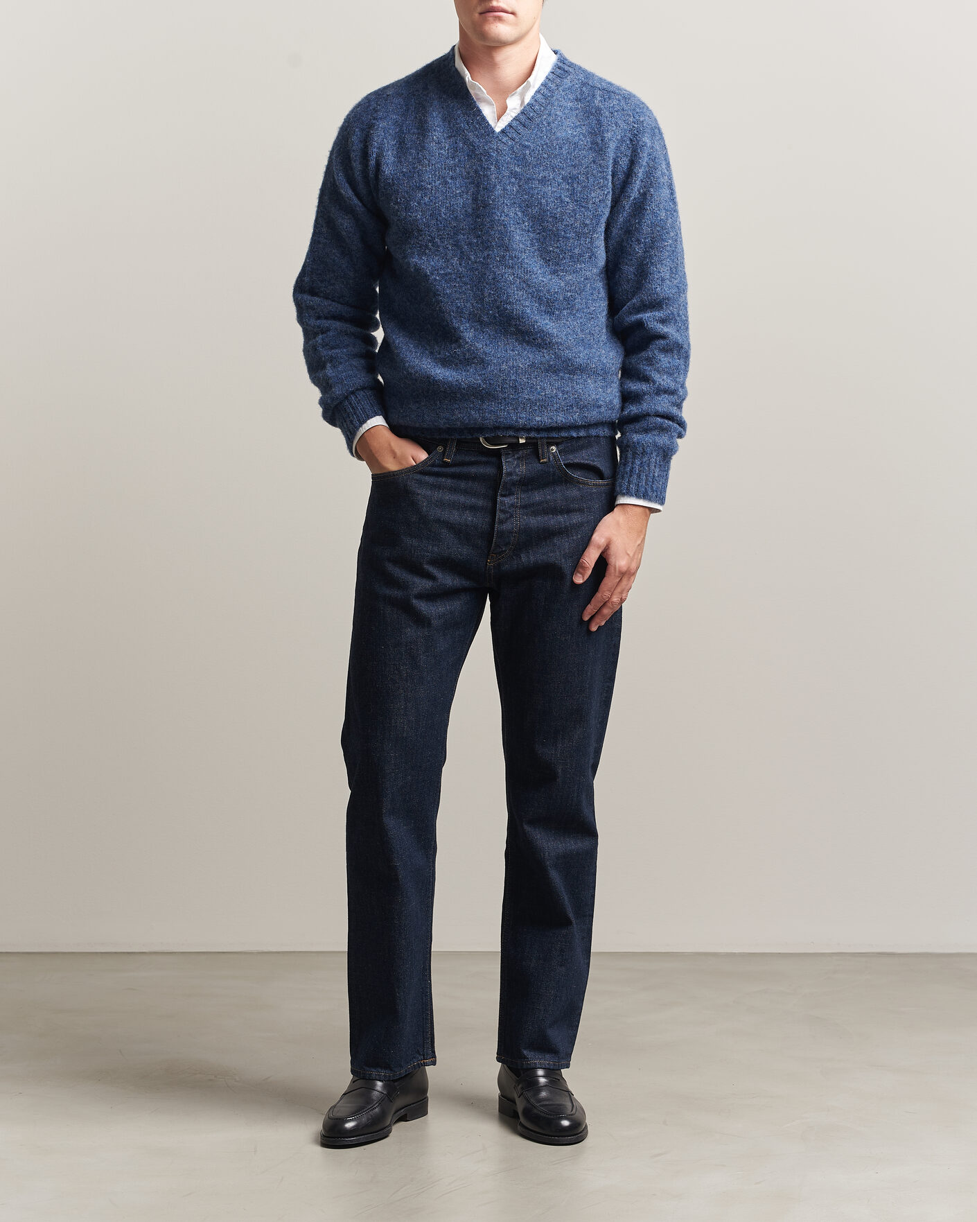 Mies | Puserot | Harley Of Scotland for Care of Carl | Brushed Supersoft Lambswool V-Neck Denim Blue
