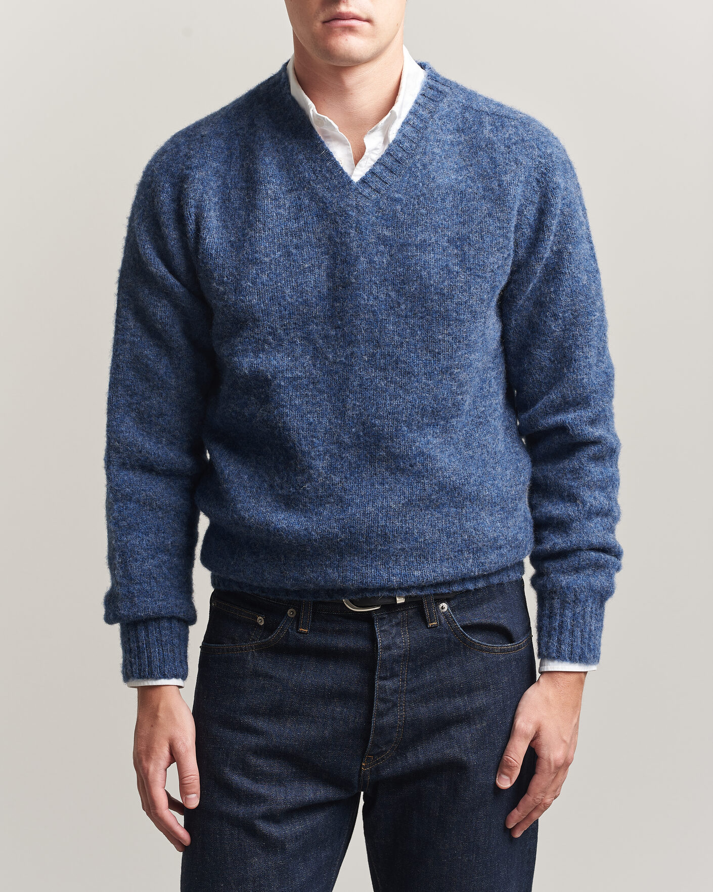 Mies | Puserot | Harley Of Scotland for Care of Carl | Brushed Supersoft Lambswool V-Neck Denim Blue