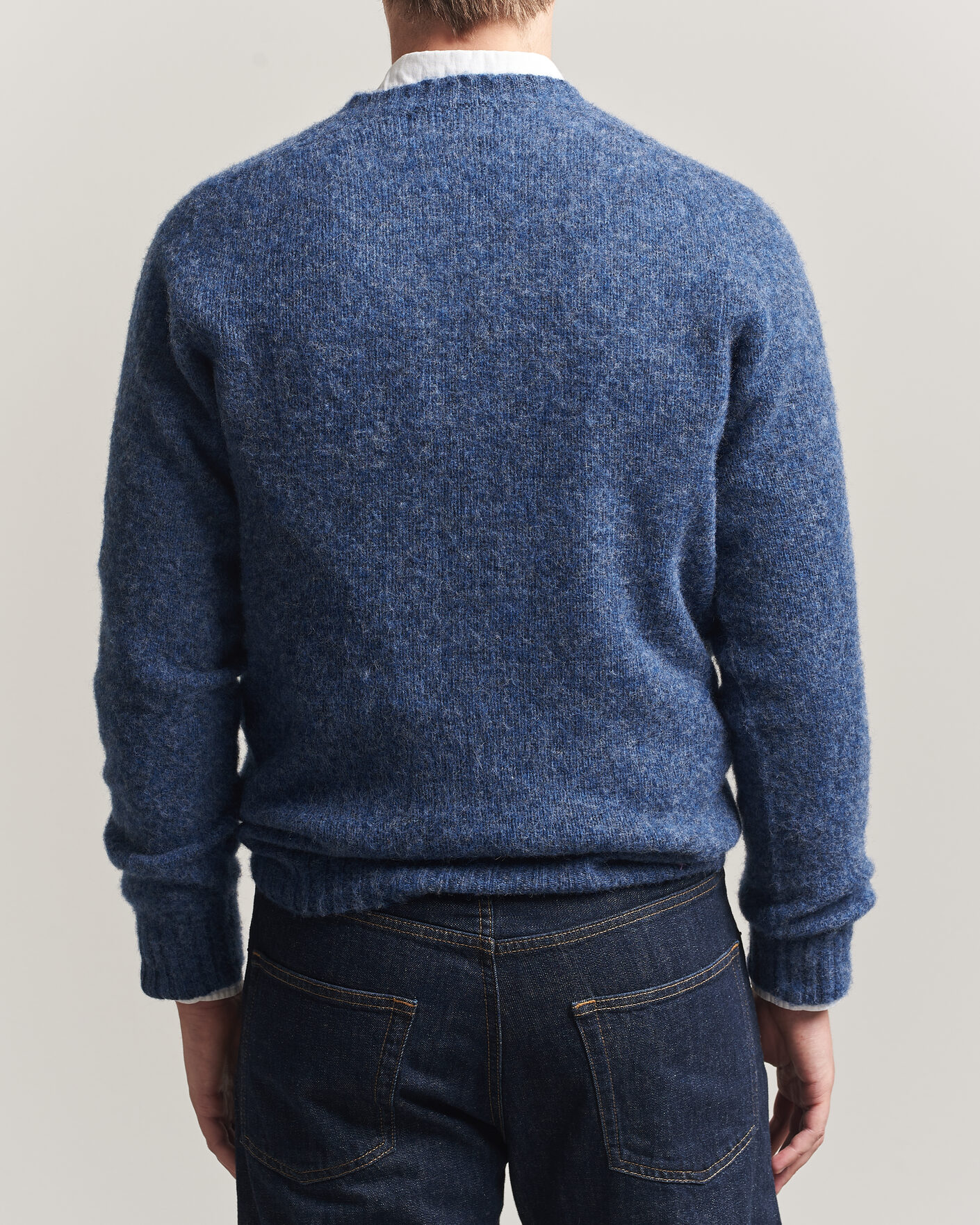 Mies | Puserot | Harley Of Scotland for Care of Carl | Brushed Supersoft Lambswool V-Neck Denim Blue