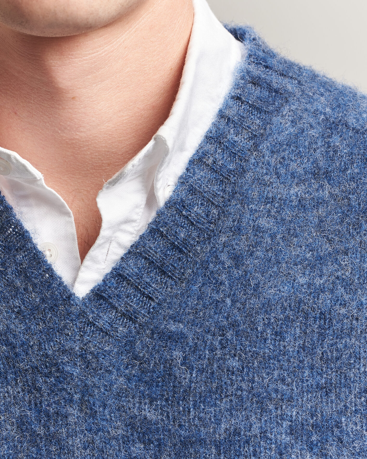 Mies | Puserot | Harley Of Scotland for Care of Carl | Brushed Supersoft Lambswool V-Neck Denim Blue