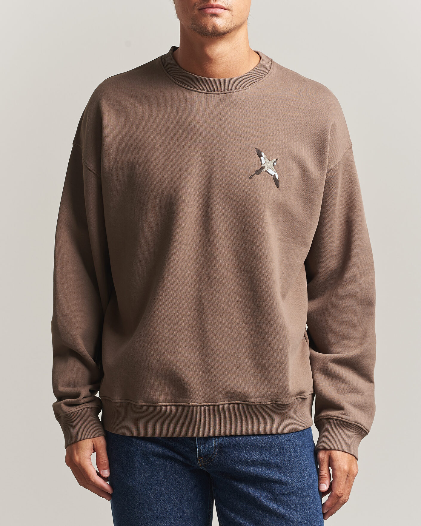Mies | Puserot | Axel Arigato | Micro Bee Bird Sweatshirt Coffee Brown