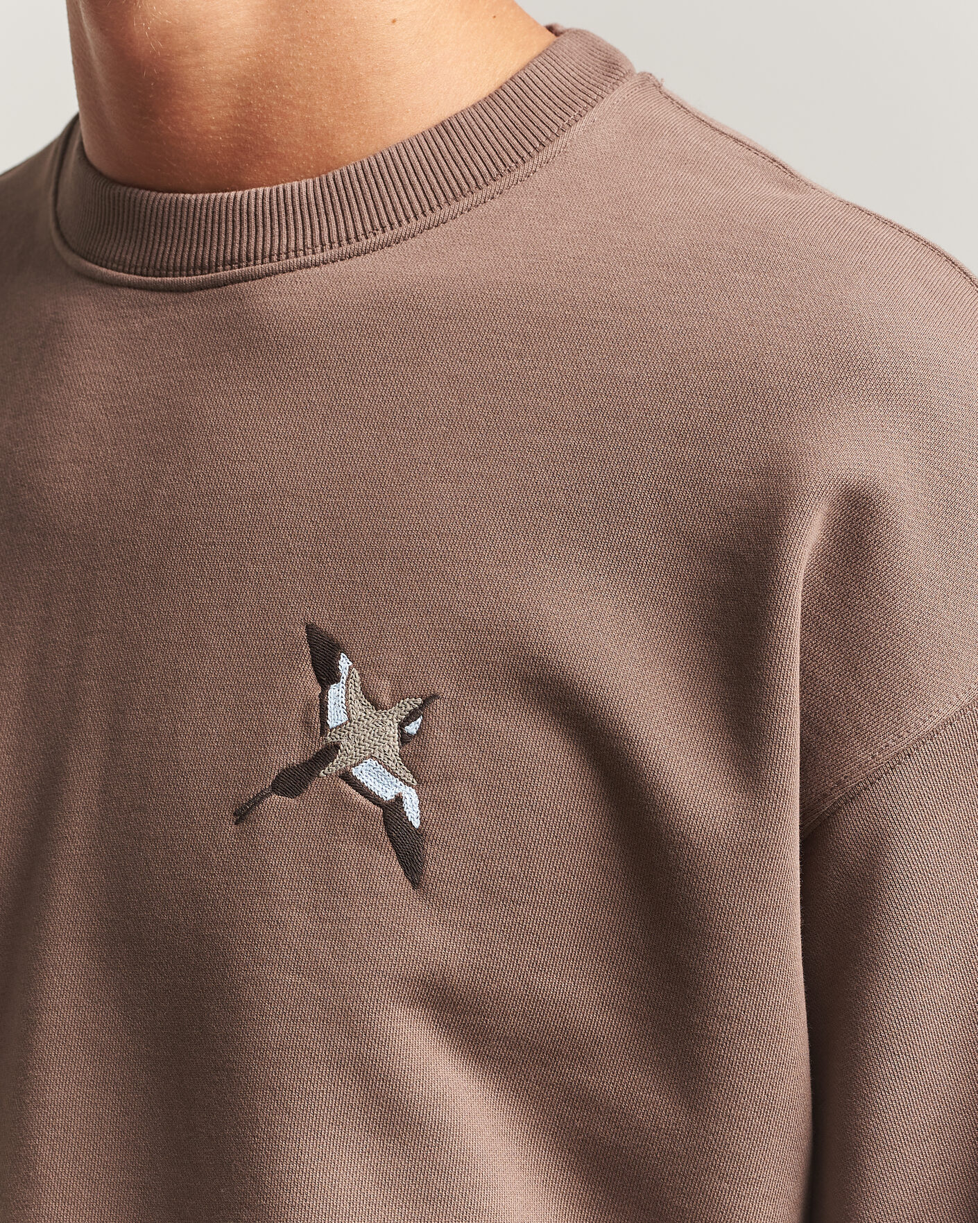 Mies | Puserot | Axel Arigato | Micro Bee Bird Sweatshirt Coffee Brown