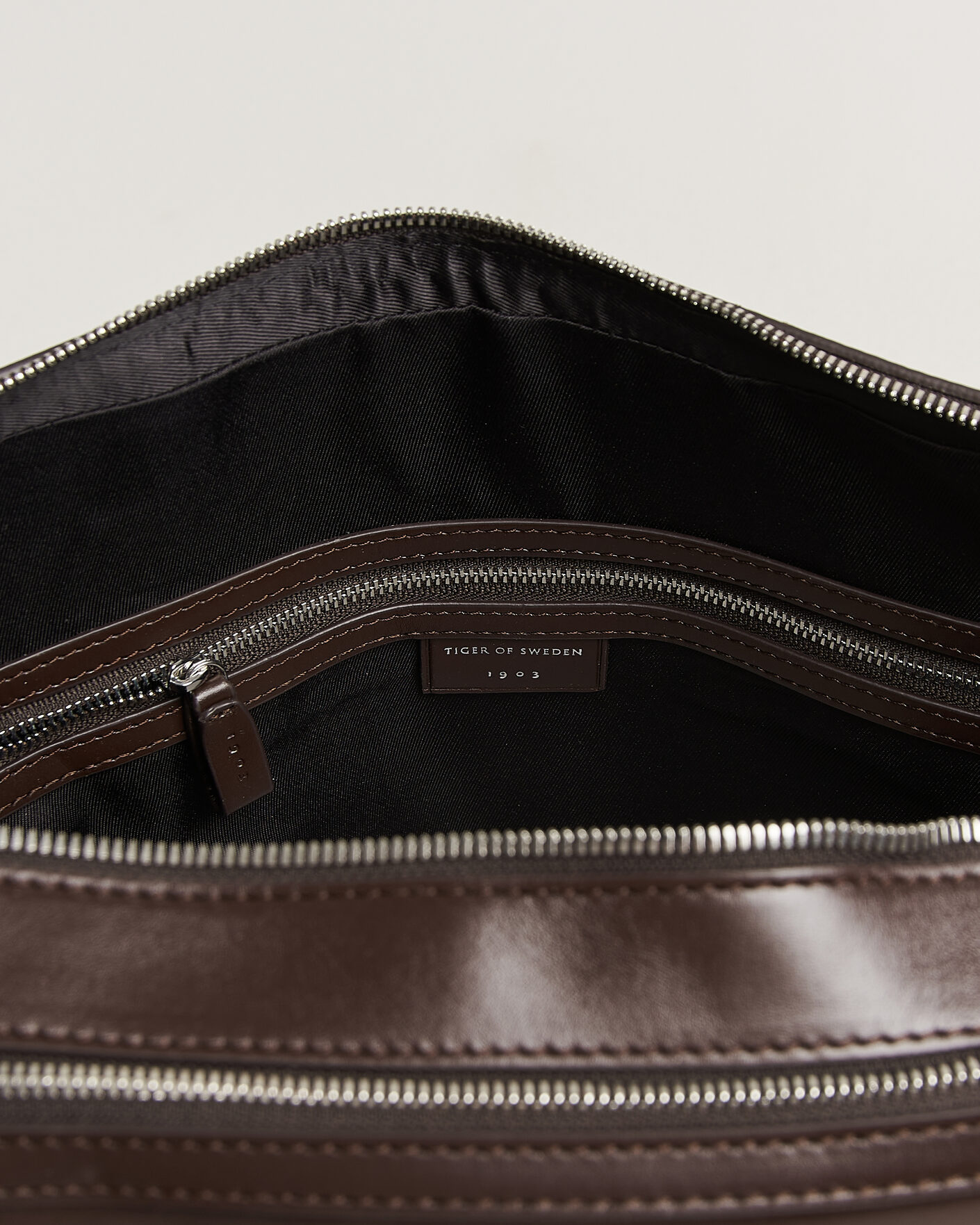 Mies | Laukut | Tiger of Sweden | Burin Smooth Leather Briefcase Dark Brown